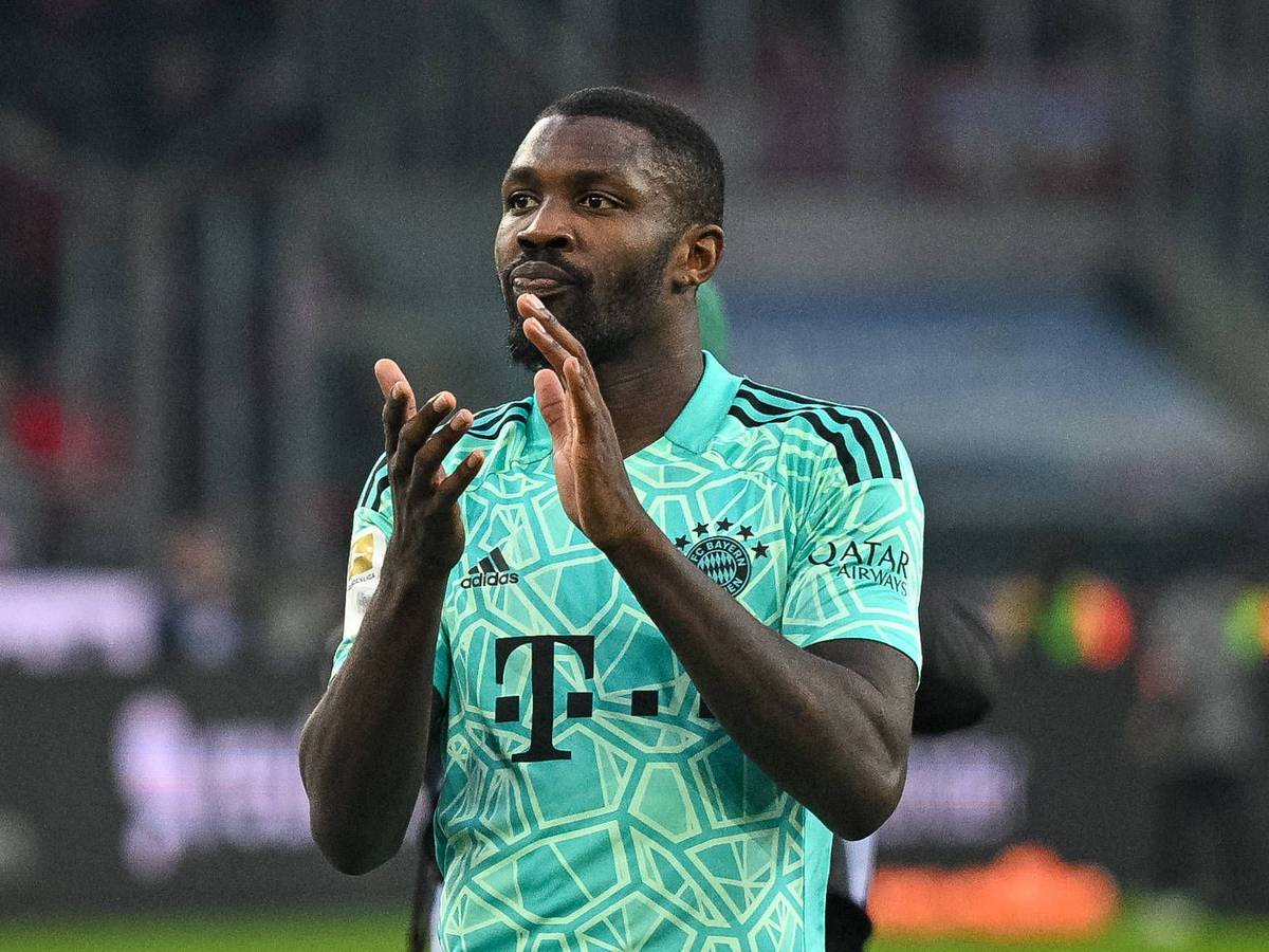 Marcus Thuram von Borussia Mönchengladbach applaudiert den Fans im Borussia-Park nach dem Bundesliga-Sieg gegen den FC Bayern München am 18. Februar 2023. Marcus Thuram trägt das türkise Torwart-Trikot von Yann Sommer.