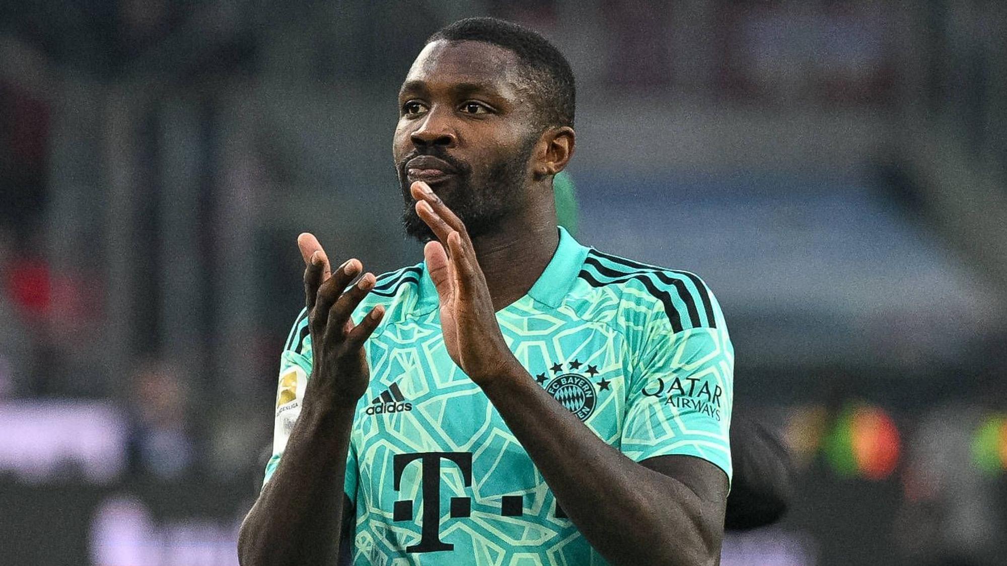Marcus Thuram von Borussia Mönchengladbach applaudiert den Fans im Borussia-Park nach dem Bundesliga-Sieg gegen den FC Bayern München am 18. Februar 2023. Marcus Thuram trägt das türkise Torwart-Trikot von Yann Sommer.