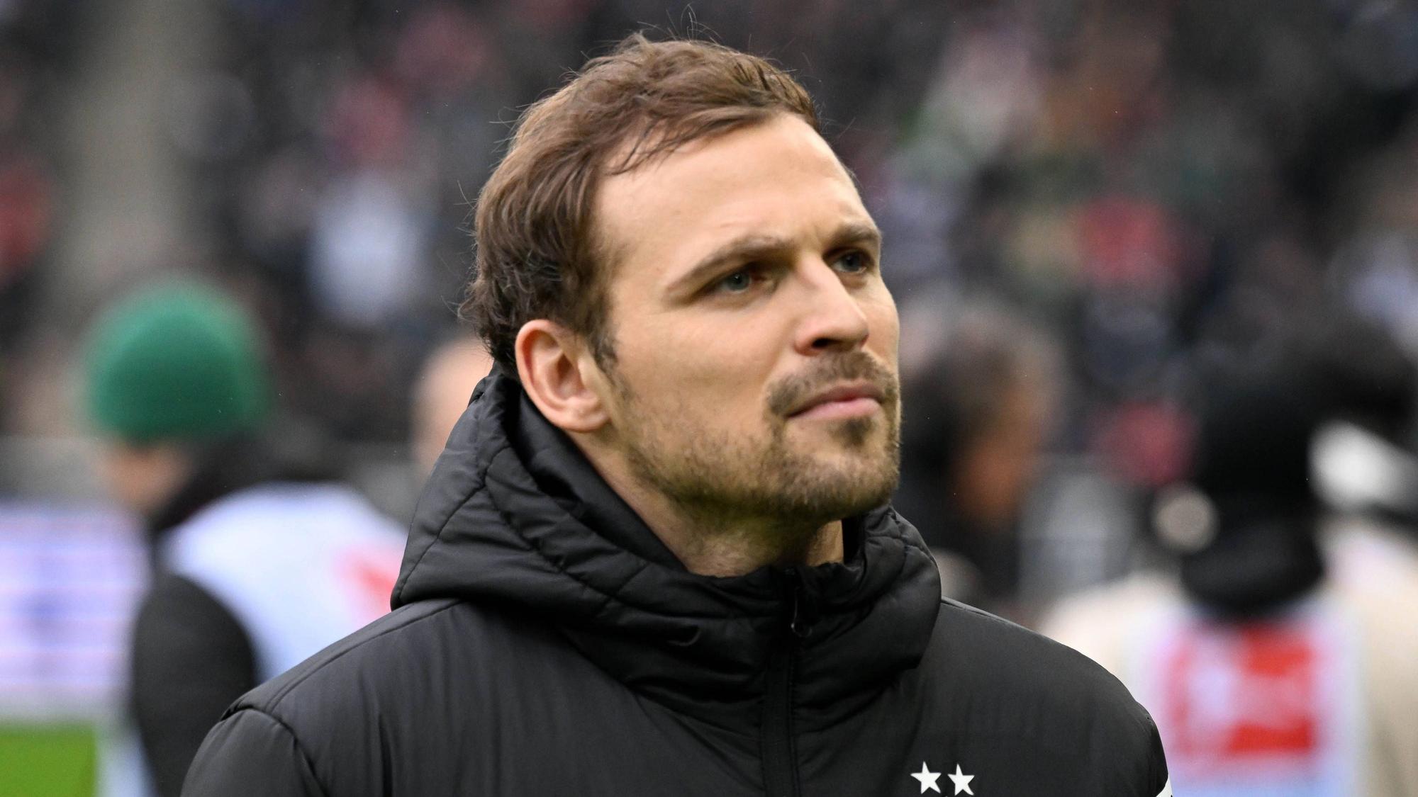 Tony Jantschke steht vor dem Bundesliga-Spiel von Borussia Mönchengladbach gegen Bayern München am 18. Februar 2023 am Spielfeldrand im Borussia-Park. Jantschke trägt eine schwarze Winterjacke von Borussia.
