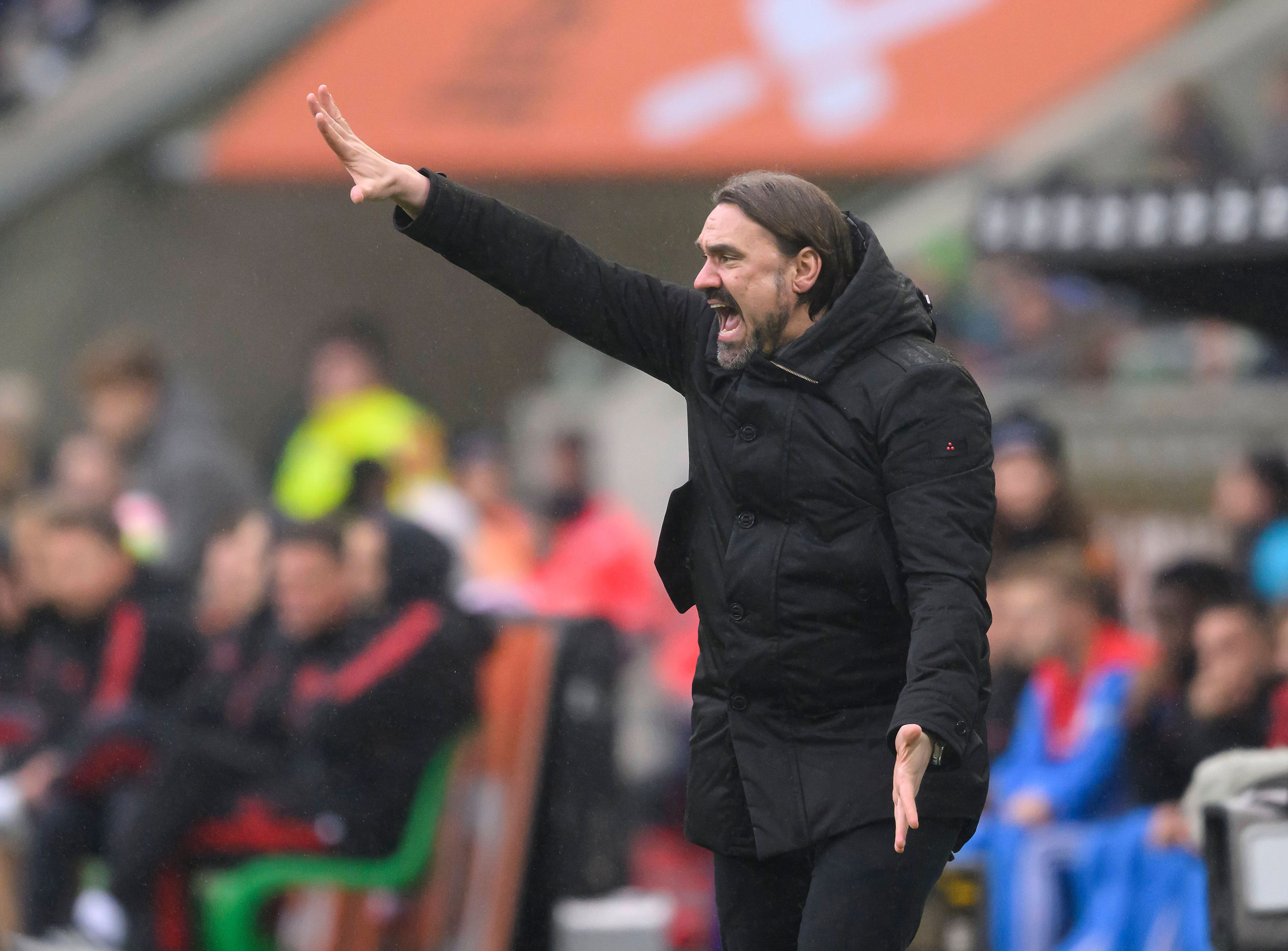 Daniel Farke, Trainer von Borussia Mönchengladbach, tritt mit seinem Team am Freitagabend (24. Februar 2023/20.30 Uhr) zum Auswärtsspiel beim 1. FSV Mainz 05 an. Das Foto zeigt ihn gestikulierend am Spielfeldrand während des Bundesliga-Spiels gegen den FC Bayern München im Borussia-Park am 18. Februar.