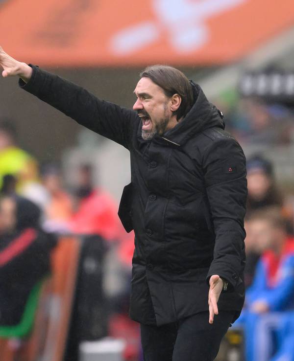 Daniel Farke, Trainer von Borussia Mönchengladbach, tritt mit seinem Team am Freitagabend (24. Februar 2023/20.30 Uhr) zum Auswärtsspiel beim 1. FSV Mainz 05 an. Das Foto zeigt ihn gestikulierend am Spielfeldrand während des Bundesliga-Spiels gegen den FC Bayern München im Borussia-Park am 18. Februar.