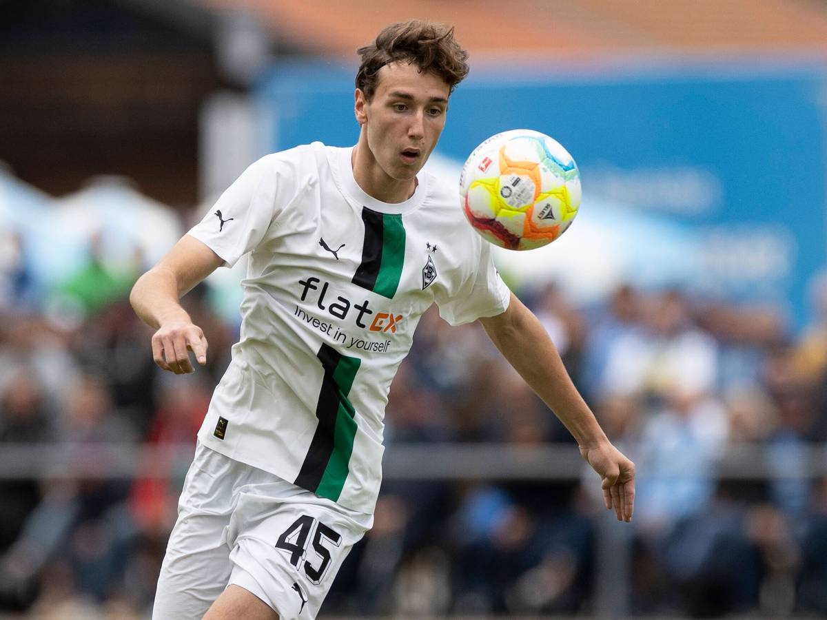 Gladbach-Profi und Eigengewächs Simon Walde, hier zu sehen am 10. Juli 2022 während eines Testspiels in Rottach-Egern, zählt zu den vielversprechenden Talenten bei der Borussia vom Niederrhein. Walde hat den Ball im Blick.