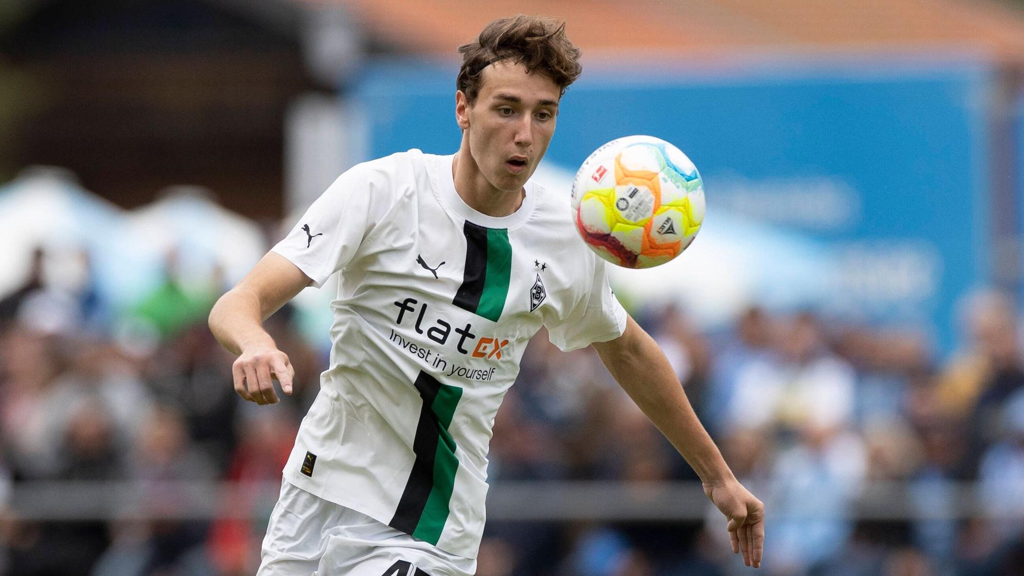 Gladbach-Profi und Eigengewächs Simon Walde, hier zu sehen am 10. Juli 2022 während eines Testspiels in Rottach-Egern, zählt zu den vielversprechenden Talenten bei der Borussia vom Niederrhein. Walde hat den Ball im Blick.