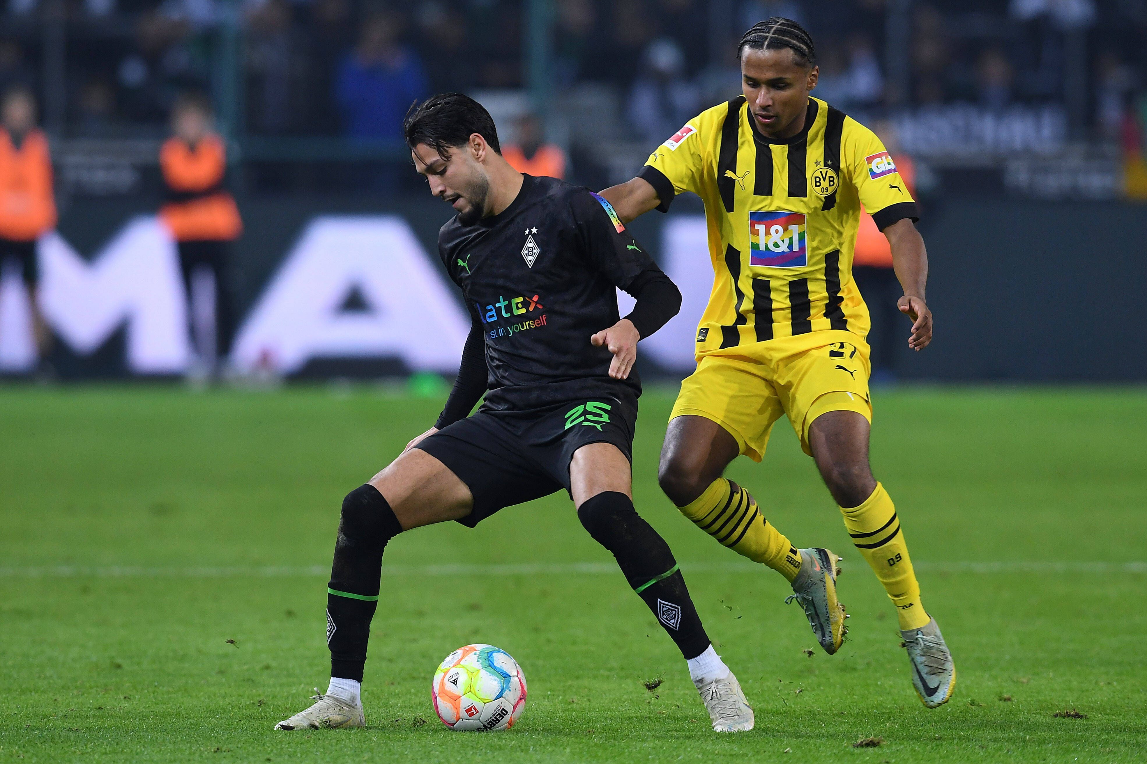 Ramy Bensebaini (l.) von Borussia Mönchengladbach, hier am 11. November 2022 im Duell mit Karim Adeyemi (r.) von Borussia Dortmund, hat seinen auslaufenden Vertrag am Niederrhein noch nicht verlängert.