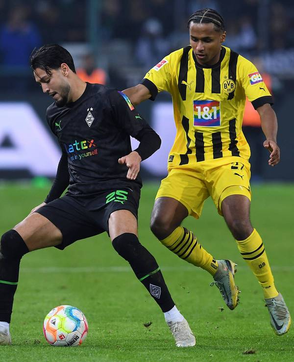 Ramy Bensebaini (l.) von Borussia Mönchengladbach, hier am 11. November 2022 im Duell mit Karim Adeyemi (r.) von Borussia Dortmund, hat seinen auslaufenden Vertrag am Niederrhein noch nicht verlängert.