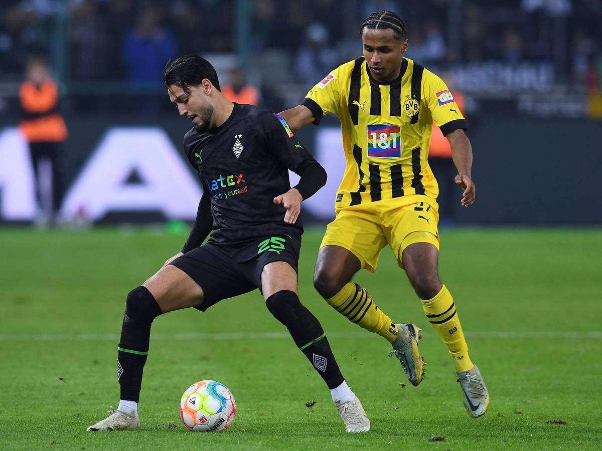 Ramy Bensebaini (l.) von Borussia Mönchengladbach, hier am 11. November 2022 im Duell mit Karim Adeyemi (r.) von Borussia Dortmund, hat seinen auslaufenden Vertrag am Niederrhein noch nicht verlängert.