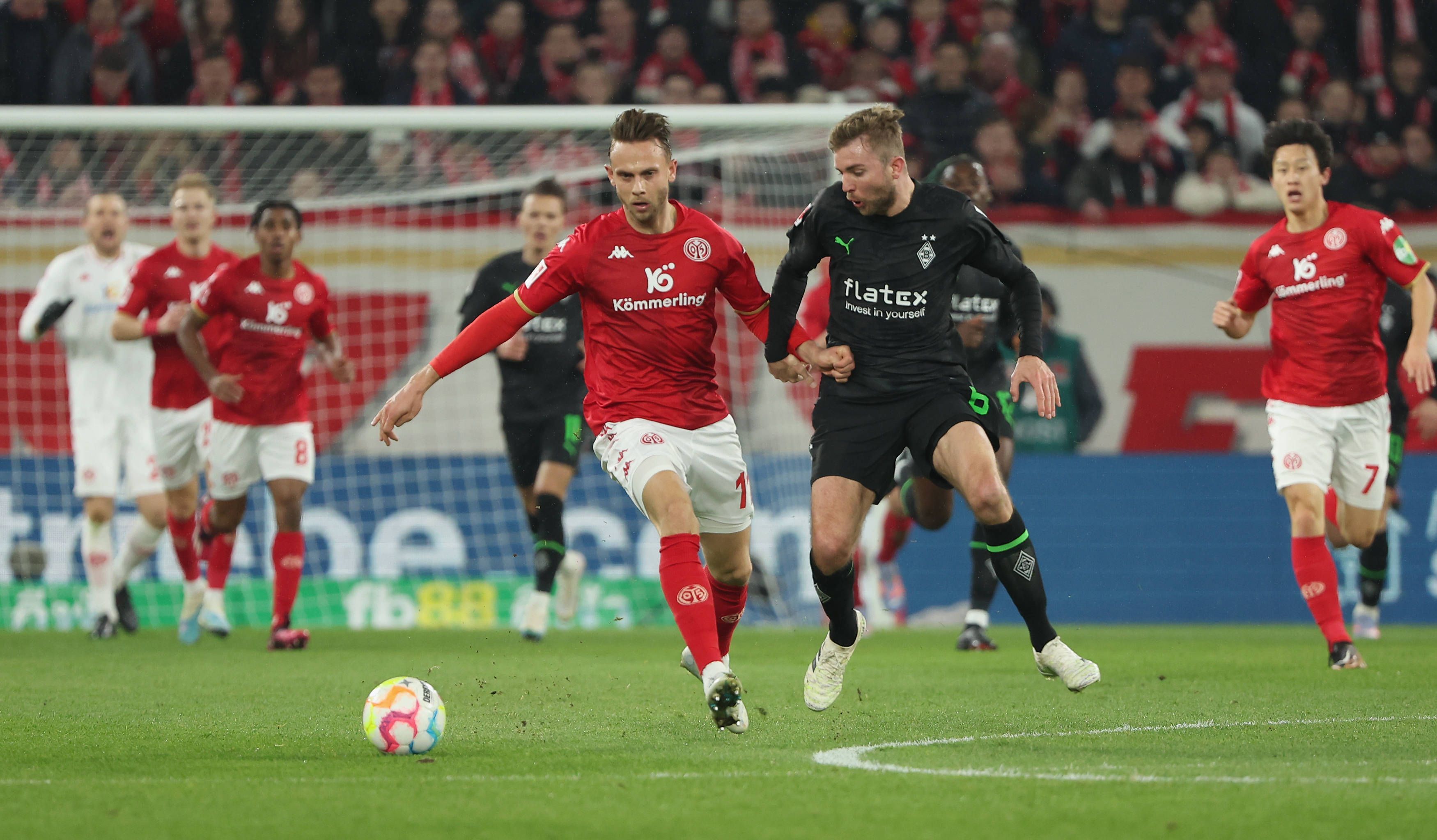Borussia Mönchengladbach hat am Freitag (24. Februar 2023) 0:3 bei Mainz 05 verloren. Das Foto zeigt 05-Spieler Marcus Ingvartsen (l.) im Duell mit Gladbachs Christoph Kramer (r.).