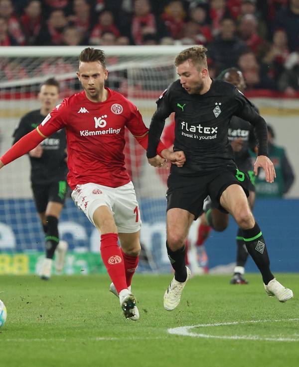 Borussia Mönchengladbach hat am Freitag (24. Februar 2023) 0:3 bei Mainz 05 verloren. Das Foto zeigt 05-Spieler Marcus Ingvartsen (l.) im Duell mit Gladbachs Christoph Kramer (r.).
