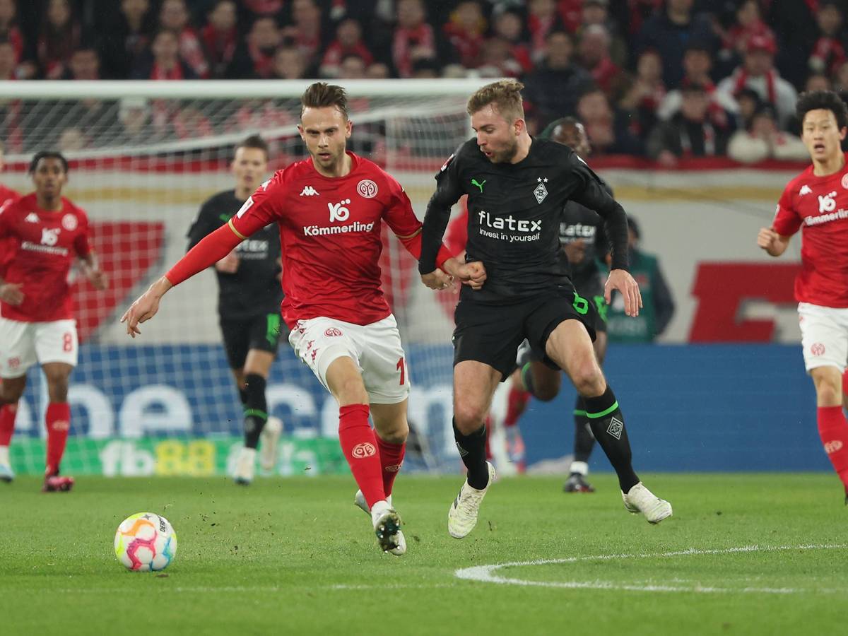 Borussia Mönchengladbach hat am Freitag (24. Februar 2023) 0:3 bei Mainz 05 verloren. Das Foto zeigt 05-Spieler Marcus Ingvartsen (l.) im Duell mit Gladbachs Christoph Kramer (r.).