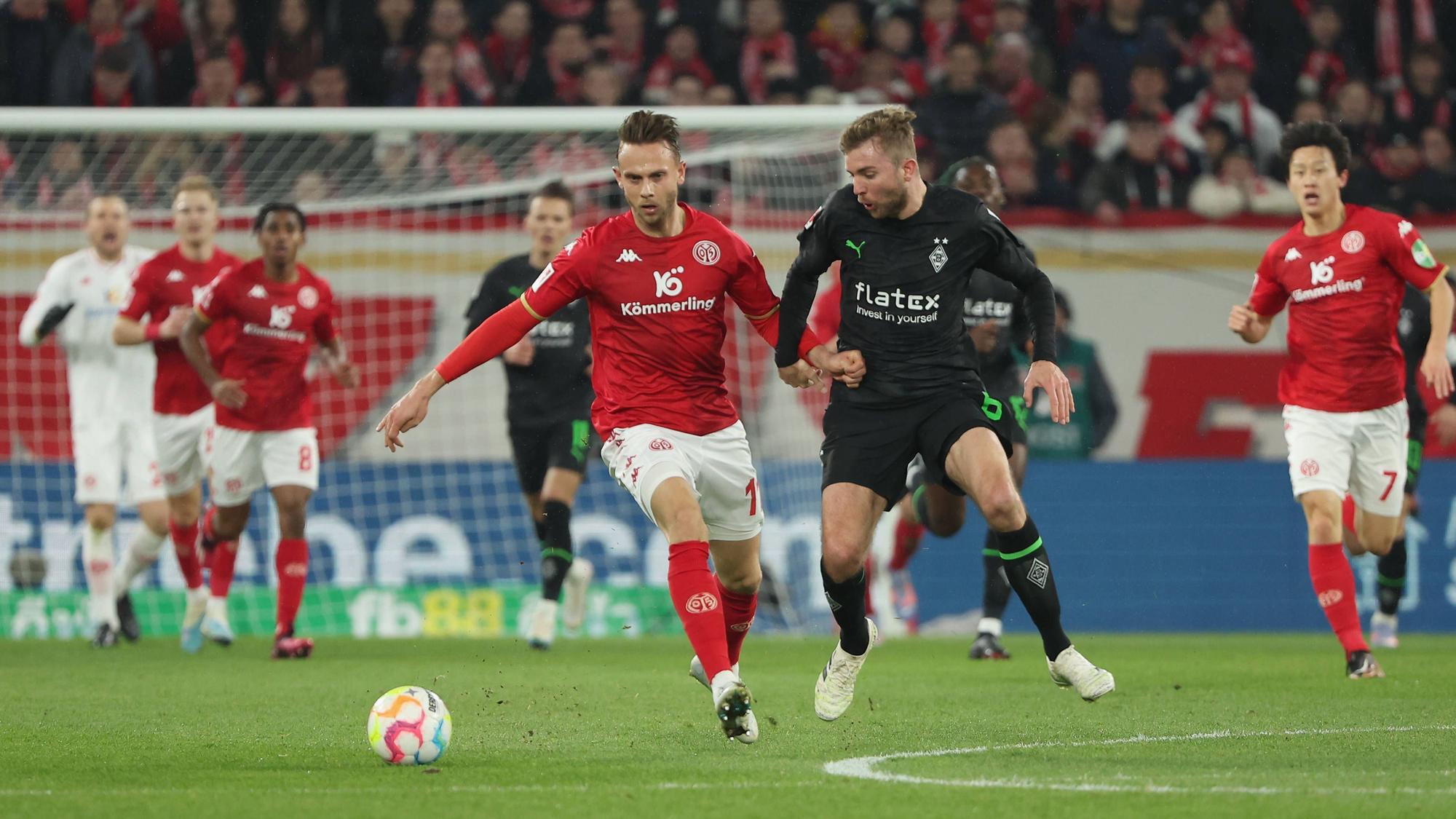 Borussia Mönchengladbach hat am Freitag (24. Februar 2023) 0:3 bei Mainz 05 verloren. Das Foto zeigt 05-Spieler Marcus Ingvartsen (l.) im Duell mit Gladbachs Christoph Kramer (r.).