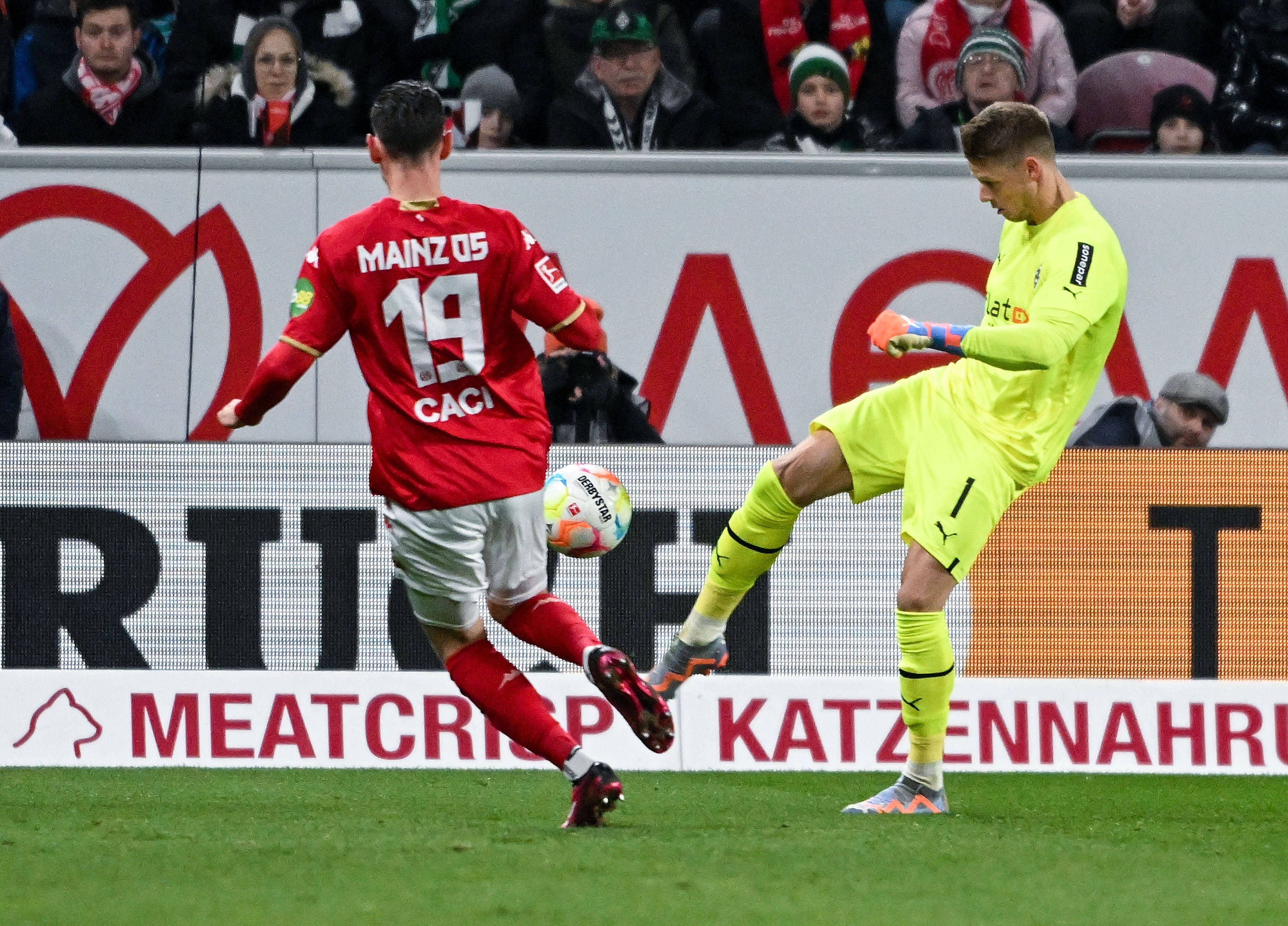 Gladbach-Torwart Jonas Omlin hat im Bundesliga-Duell am Freitag (24 Februar 2023) bei Mainz 05 bereits nach einer halben Stunde verletzt das Spielfeld verlassen müssen. Hier macht er einen Abschlag.