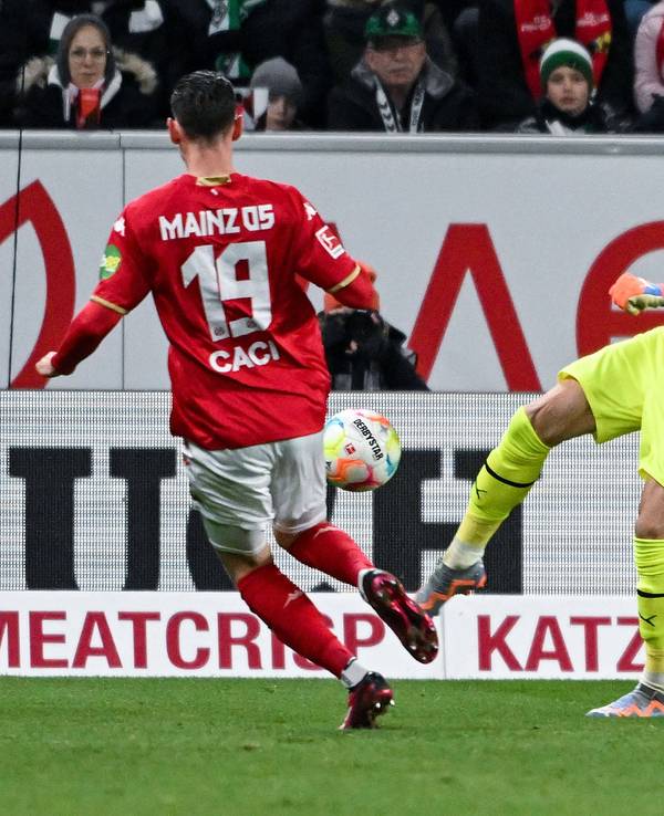 Gladbach-Torwart Jonas Omlin hat im Bundesliga-Duell am Freitag (24 Februar 2023) bei Mainz 05 bereits nach einer halben Stunde verletzt das Spielfeld verlassen müssen. Hier macht er einen Abschlag.