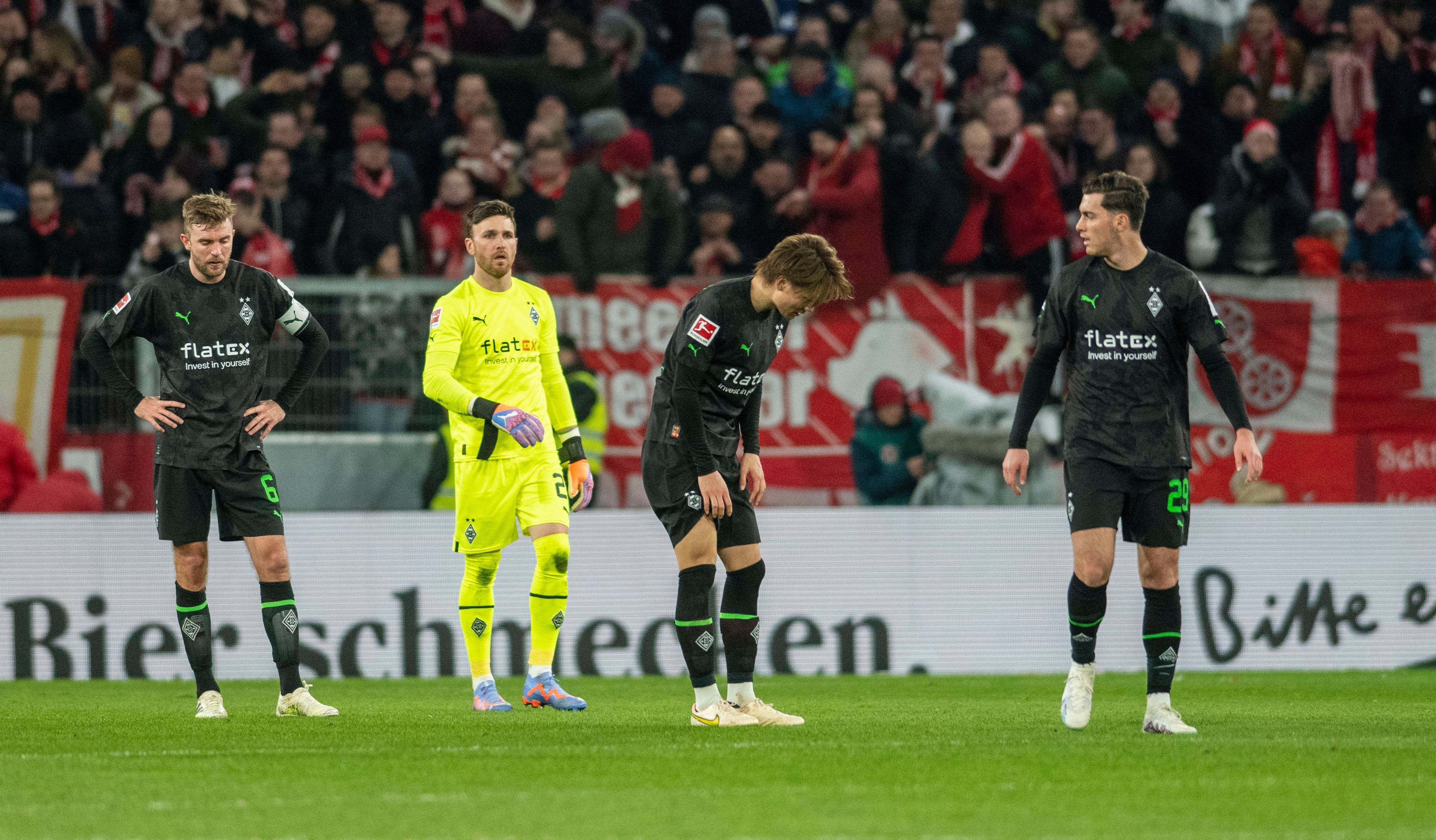 Christoph Kramer, Tobias Sippel, Ko Itakura und Joe Scally (v. l. n. r.) von Borussia Mönchengladbach sind nach einem Gegentor am 24. Februar 2023 gegen den 1. FSV Mainz 05 enttäuscht.