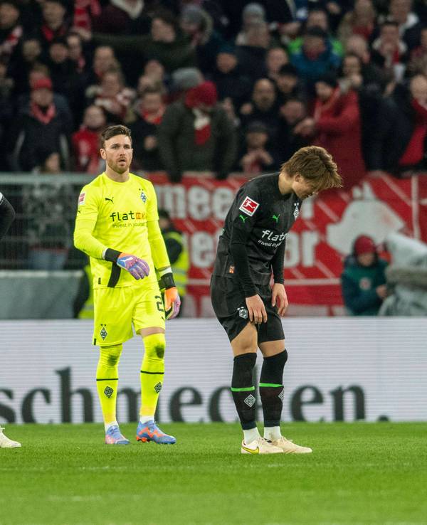 Christoph Kramer, Tobias Sippel, Ko Itakura und Joe Scally (v. l. n. r.) von Borussia Mönchengladbach sind nach einem Gegentor am 24. Februar 2023 gegen den 1. FSV Mainz 05 enttäuscht.