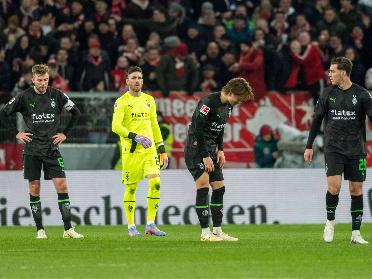 Christoph Kramer, Tobias Sippel, Ko Itakura und Joe Scally (v. l. n. r.) von Borussia Mönchengladbach sind nach einem Gegentor am 24. Februar 2023 gegen den 1. FSV Mainz 05 enttäuscht.