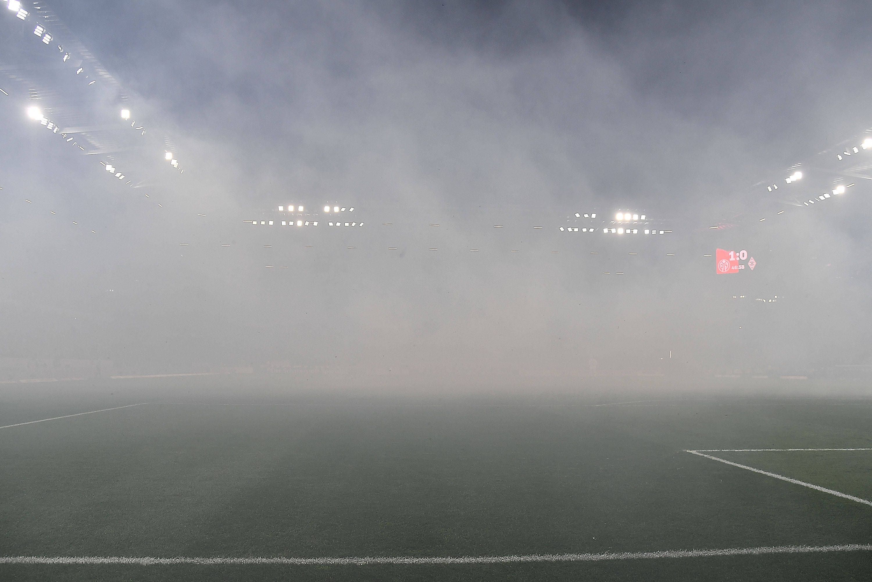 Rauchschwaden im Mainzer Stadion am Freitagabend (24. Februar 2023) während der Bundesliga-Partie des FSV gegen Borussia Mönchengladbach.