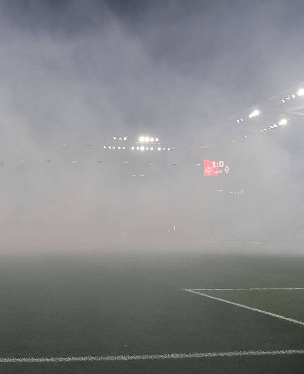 Rauchschwaden im Mainzer Stadion am Freitagabend (24. Februar 2023) während der Bundesliga-Partie des FSV gegen Borussia Mönchengladbach.