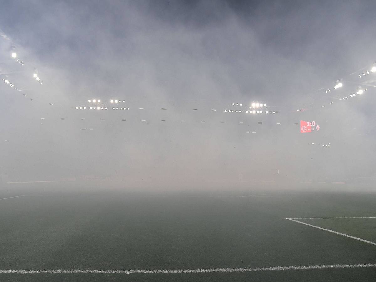 Rauchschwaden im Mainzer Stadion am Freitagabend (24. Februar 2023) während der Bundesliga-Partie des FSV gegen Borussia Mönchengladbach.