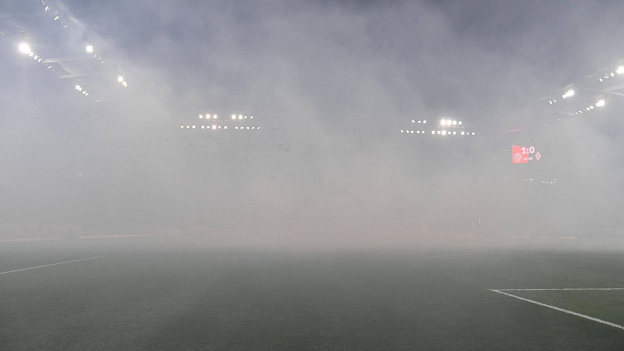 Rauchschwaden im Mainzer Stadion am Freitagabend (24. Februar 2023) während der Bundesliga-Partie des FSV gegen Borussia Mönchengladbach.