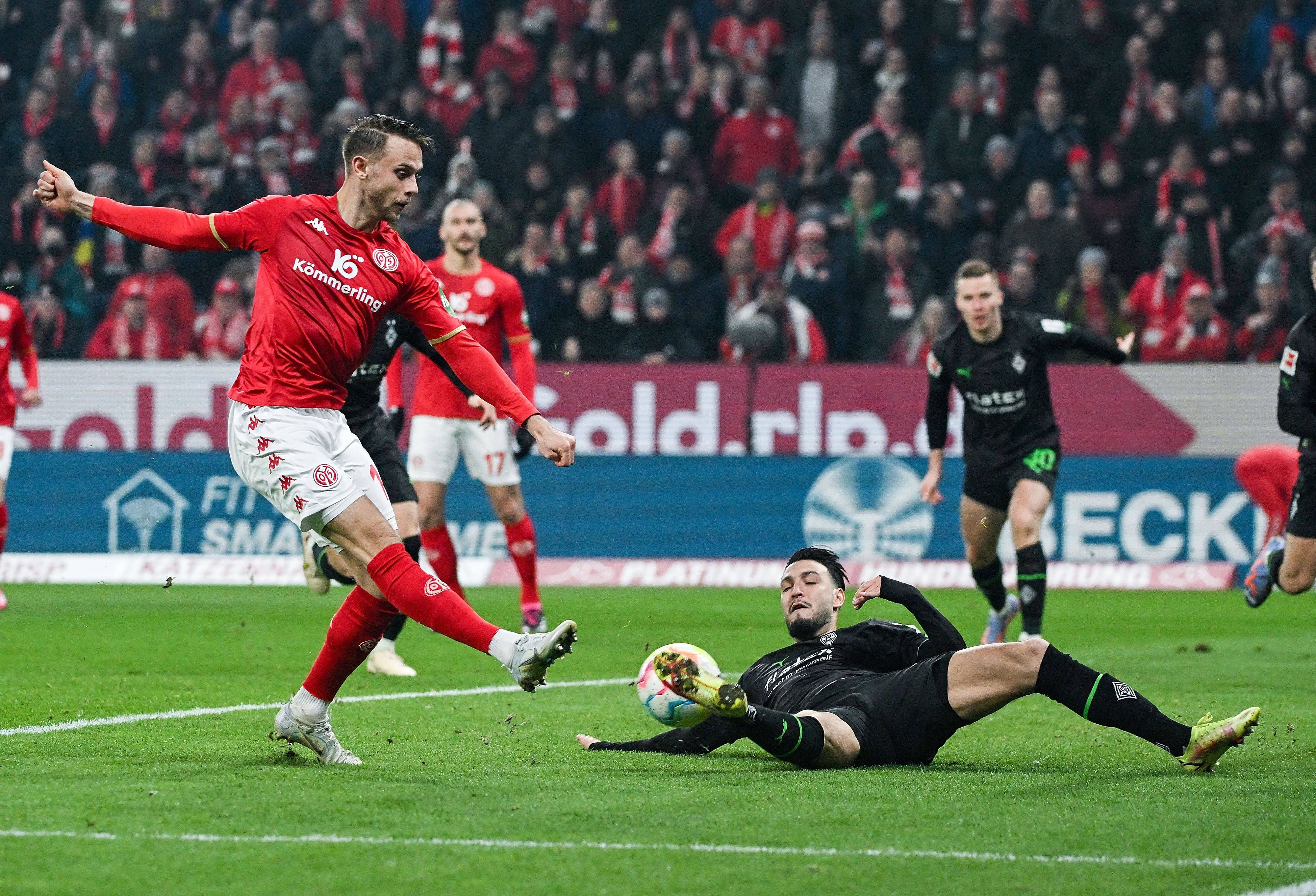 Gladbach verliert am Freitagabend (24. Februar 2023) das Bundesliga-Duell bei Mainz 05. Hier schießt der Mainzer Marcus Ingvartsen (l.) den Ball zum 2:0 ins Tor. Bensebaini kommt zu spät.