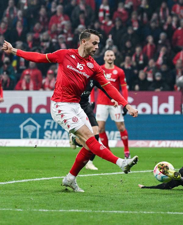 Gladbach verliert am Freitagabend (24. Februar 2023) das Bundesliga-Duell bei Mainz 05. Hier schießt der Mainzer Marcus Ingvartsen (l.) den Ball zum 2:0 ins Tor. Bensebaini kommt zu spät.