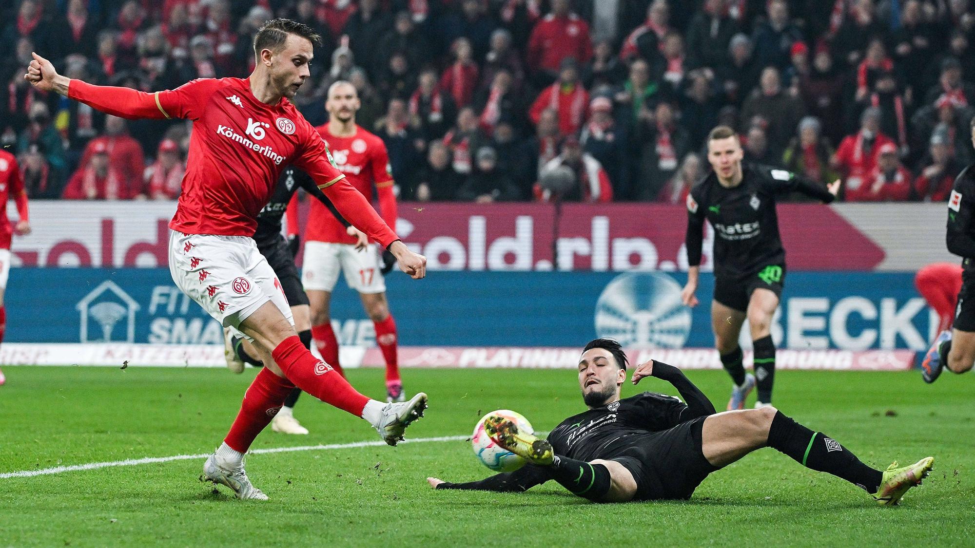 Gladbach verliert am Freitagabend (24. Februar 2023) das Bundesliga-Duell bei Mainz 05. Hier schießt der Mainzer Marcus Ingvartsen (l.) den Ball zum 2:0 ins Tor. Bensebaini kommt zu spät.