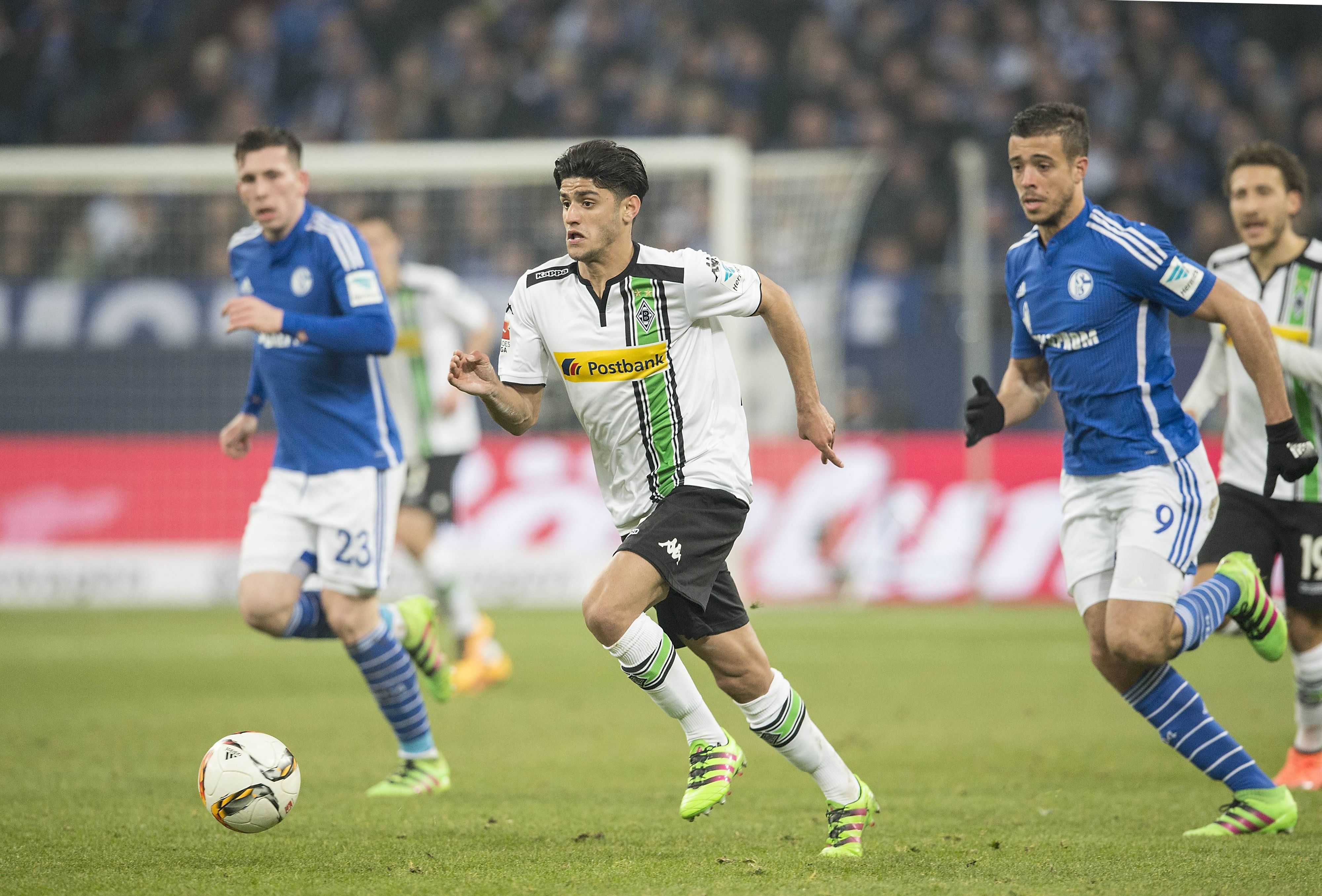 Mo Dahoud (M.) im Trikot von Borussia Mönchengladbach während des Bundesliga-Duells am 18. März 2016 bei Schalke 04. Aktuell steht der Mittelfeldspieler bei Borussia Dortmund unter Vertrag. Dahoud führt den Ball am Fuß. Er wird von einem Gegenspieler verfolgt.