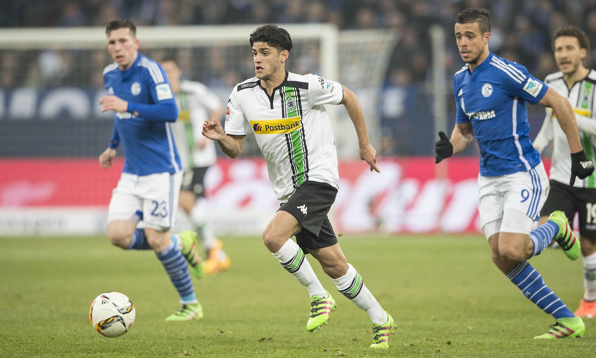 Mo Dahoud (M.) im Trikot von Borussia Mönchengladbach während des Bundesliga-Duells am 18. März 2016 bei Schalke 04. Aktuell steht der Mittelfeldspieler bei Borussia Dortmund unter Vertrag. Dahoud führt den Ball am Fuß. Er wird von einem Gegenspieler verfolgt.