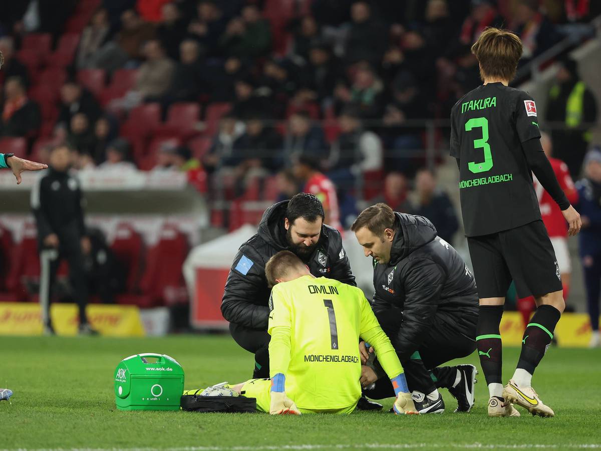 Torwart Jonas Omlin von Borussia Mönchengladbach (sitzend) muss am 24. Februar 2023 beim Auswärtsspiel gegen Mainz 05 behandelt werden.