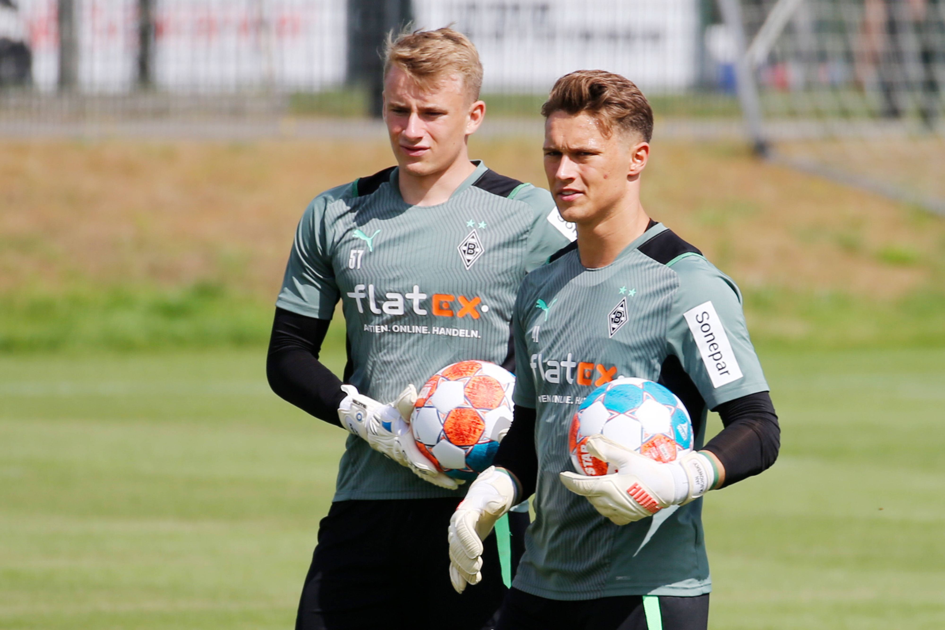 Jonas Kersken (l.) und Jan Olschowsky, hier am 7. Juli 2021, zählen zu den Torwart-Talenten bei Borussia Mönchengladbach. Kersken spielt in der Saison 2022/23 auf Leihbasis beim SV Meppen. Das Foto zeigt beide Torhüter gemeinsam im Traning im Borussia-Park. Beide Spieler halten jeweils einen Ball in der Hand.