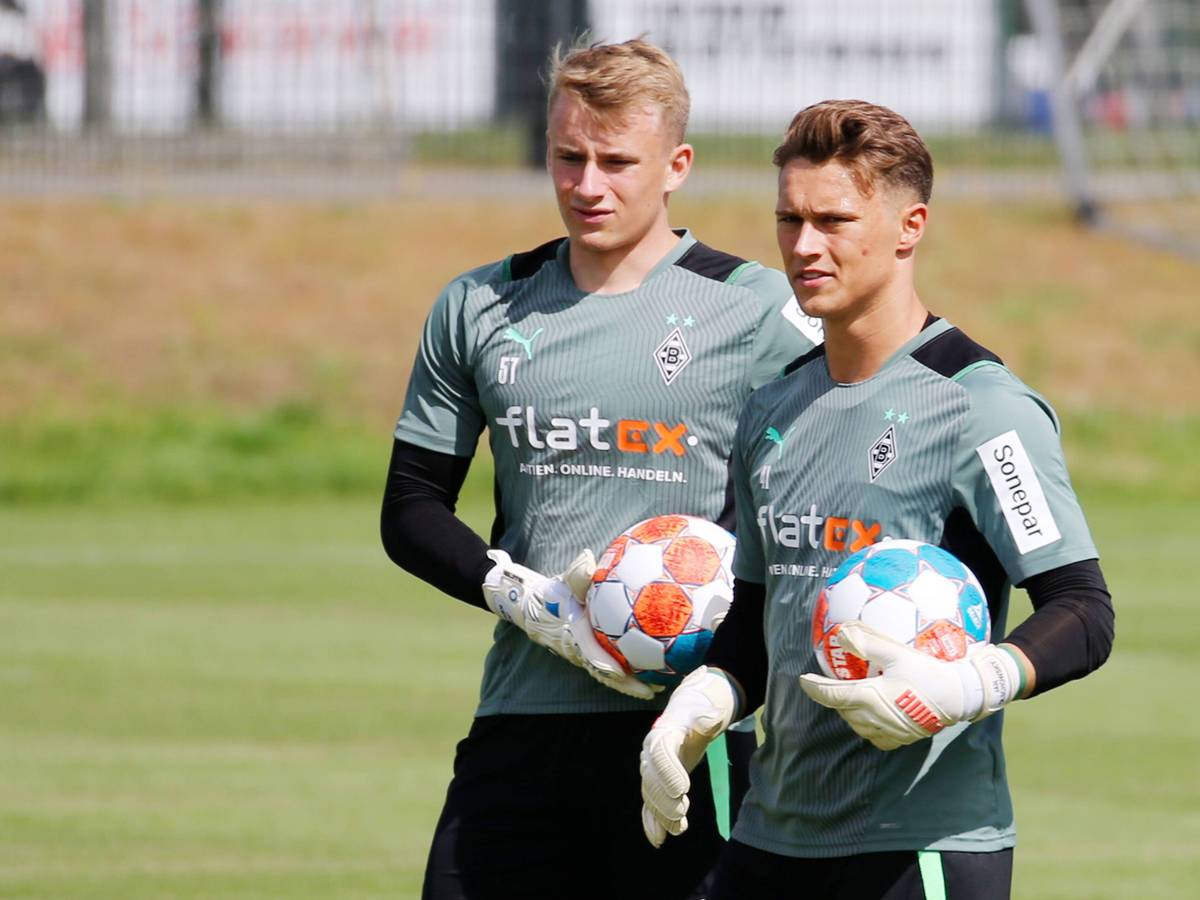 Jonas Kersken (l.) und Jan Olschowsky, hier am 7. Juli 2021, zählen zu den Torwart-Talenten bei Borussia Mönchengladbach. Kersken spielt in der Saison 2022/23 auf Leihbasis beim SV Meppen. Das Foto zeigt beide Torhüter gemeinsam im Traning im Borussia-Park. Beide Spieler halten jeweils einen Ball in der Hand.