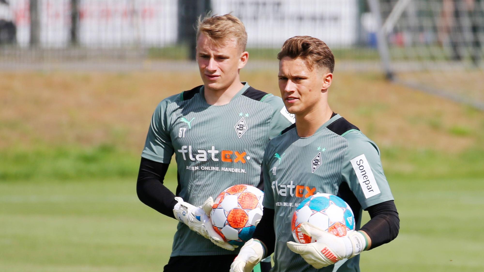 Jonas Kersken (l.) und Jan Olschowsky, hier am 7. Juli 2021, zählen zu den Torwart-Talenten bei Borussia Mönchengladbach. Kersken spielt in der Saison 2022/23 auf Leihbasis beim SV Meppen. Das Foto zeigt beide Torhüter gemeinsam im Traning im Borussia-Park. Beide Spieler halten jeweils einen Ball in der Hand.