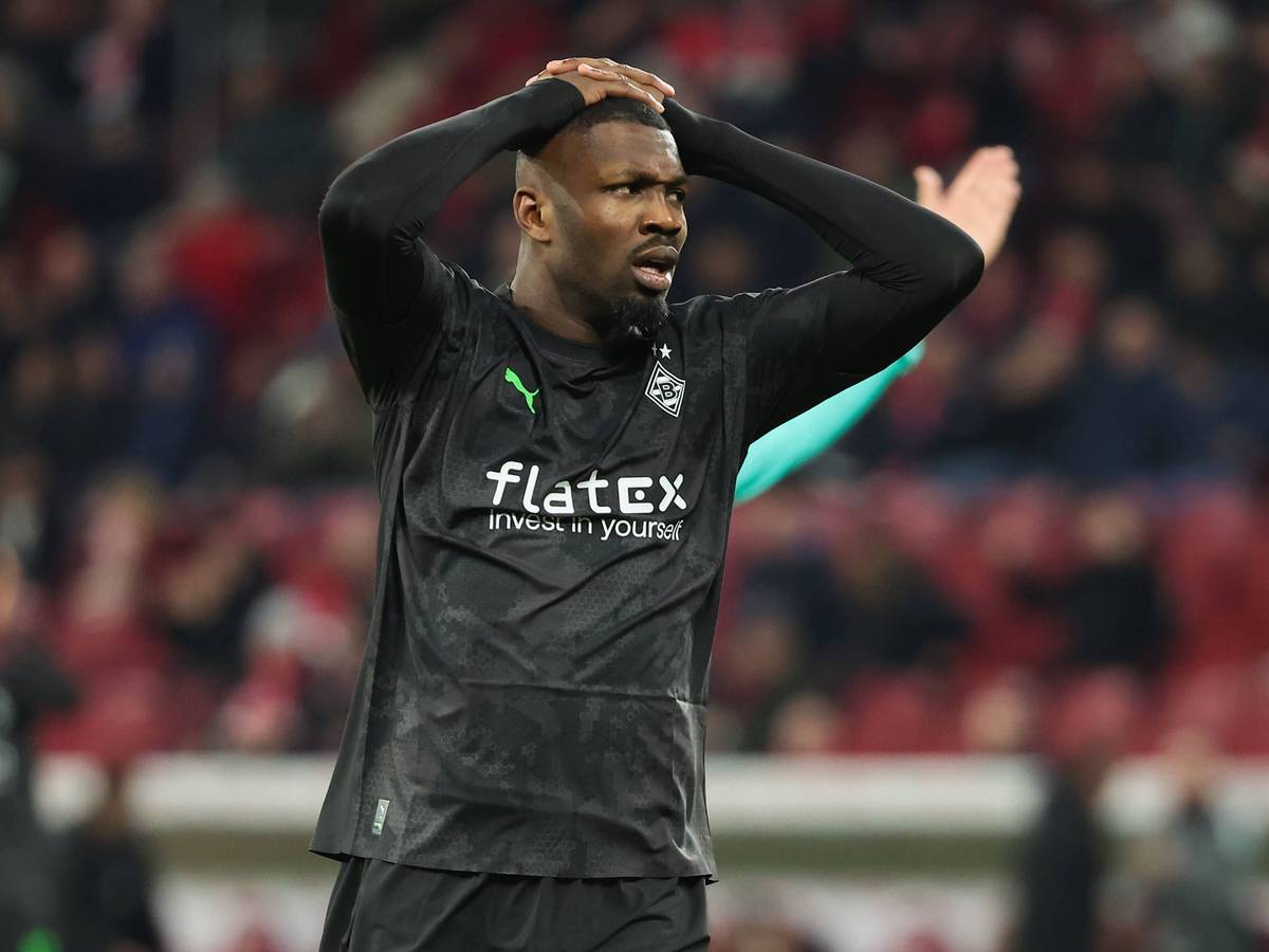 Marcus Thuram von Borussia Mönchengladbach hadert nach seiner vergebenen Chance am 24. Februar 2023 gegen den 1. FSV Mainz 05.