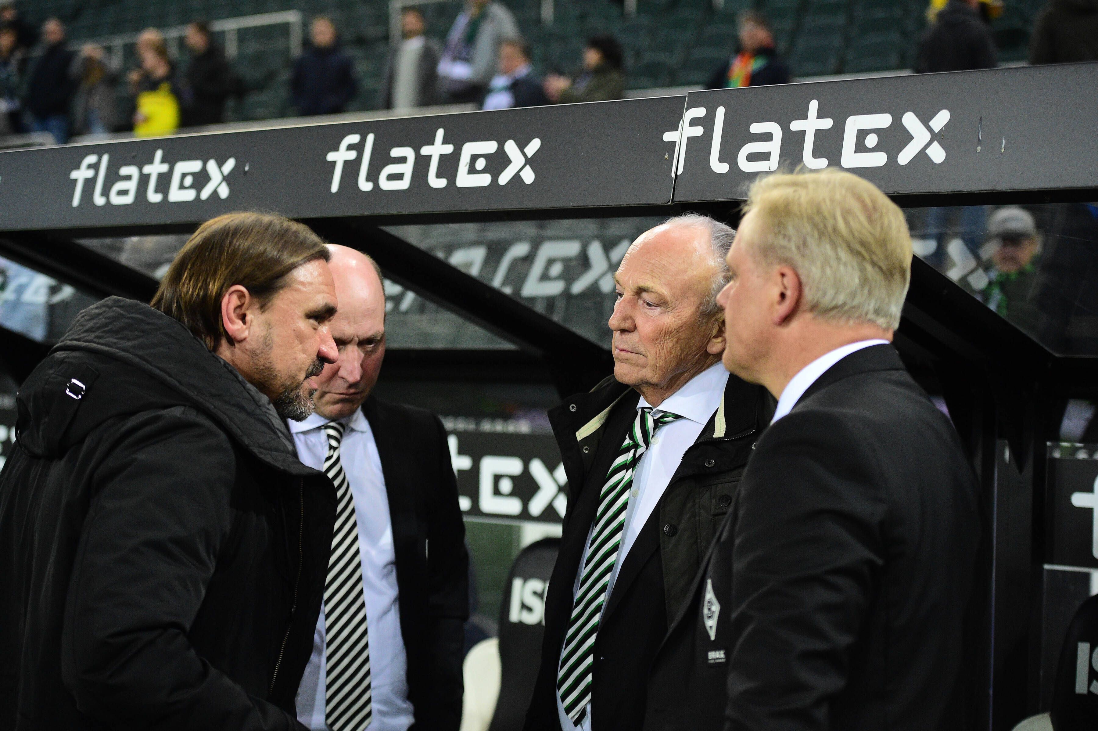 Weiter so, Borussia? Gladbach-Trainer Daniel Farke im Gespräch mit Geschäftsführer Stephan Schippers, Präsident Rolf Königs und Vizepräsident Stefan Stegemann (v.l.n.r.). Dieses Foto zeigt die Runde am 11. November 2022 im Borussia-Park.