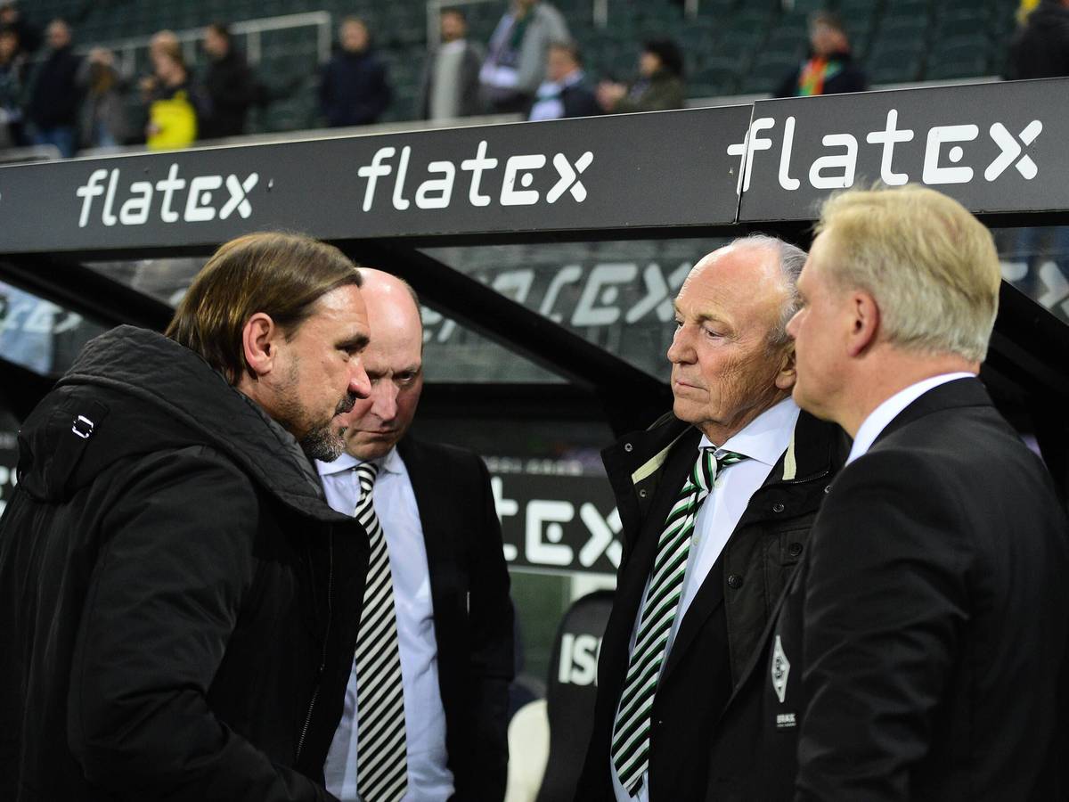 Weiter so, Borussia? Gladbach-Trainer Daniel Farke im Gespräch mit Geschäftsführer Stephan Schippers, Präsident Rolf Königs und Vizepräsident Stefan Stegemann (v.l.n.r.). Dieses Foto zeigt die Runde am 11. November 2022 im Borussia-Park.