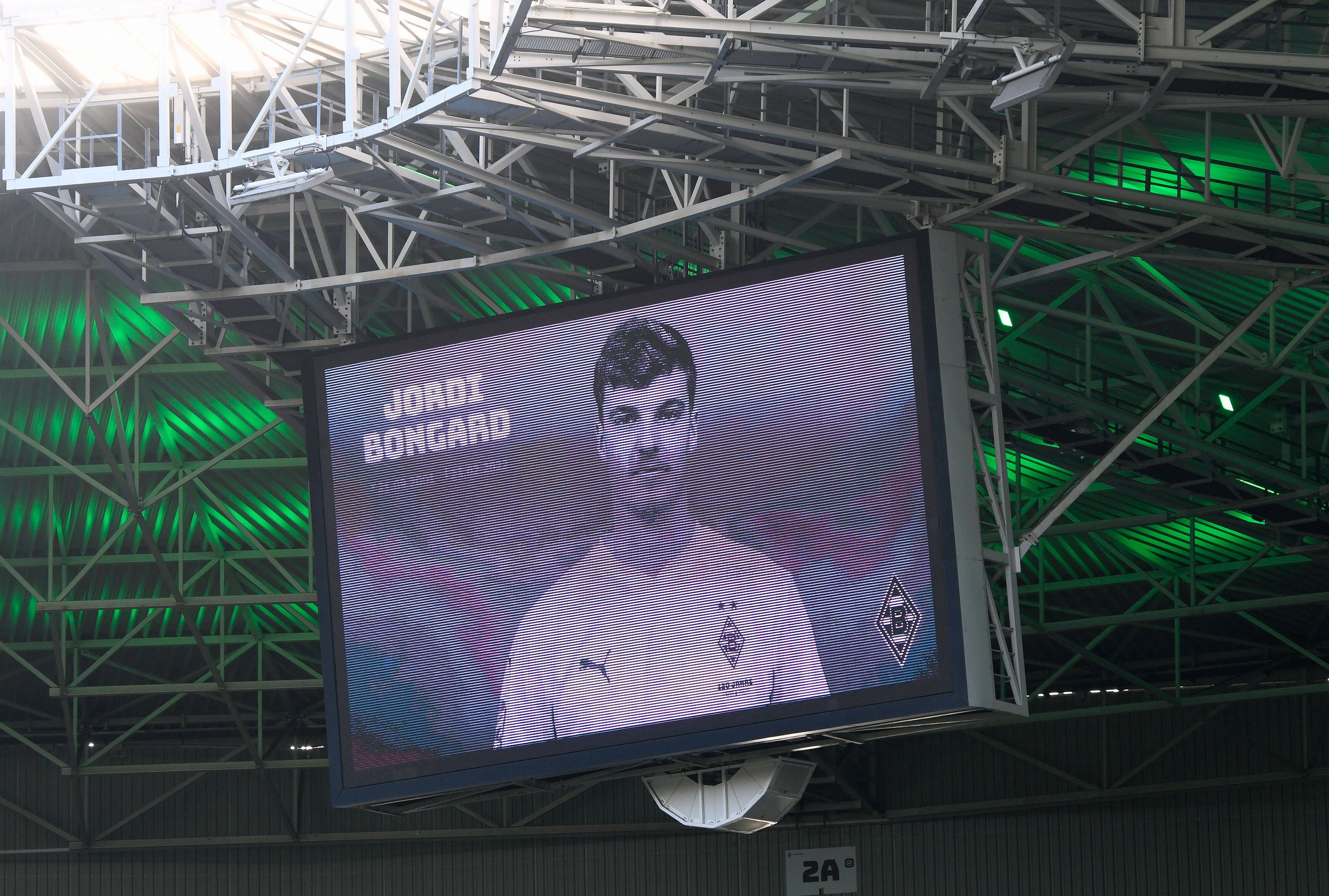 Borussia Mönchengladbach gedenkt Jordi Bongard (†20), der am 25. Februar 2022 bei einem Verkehrsunfall ums Leben gekommen ist. Hier ist eine Aufnahme der Videowand im Borussia-Park vom 26. Februar 2022 zu sehen. Ein Foto von Jordi Bongard ist darauf abgebildet.