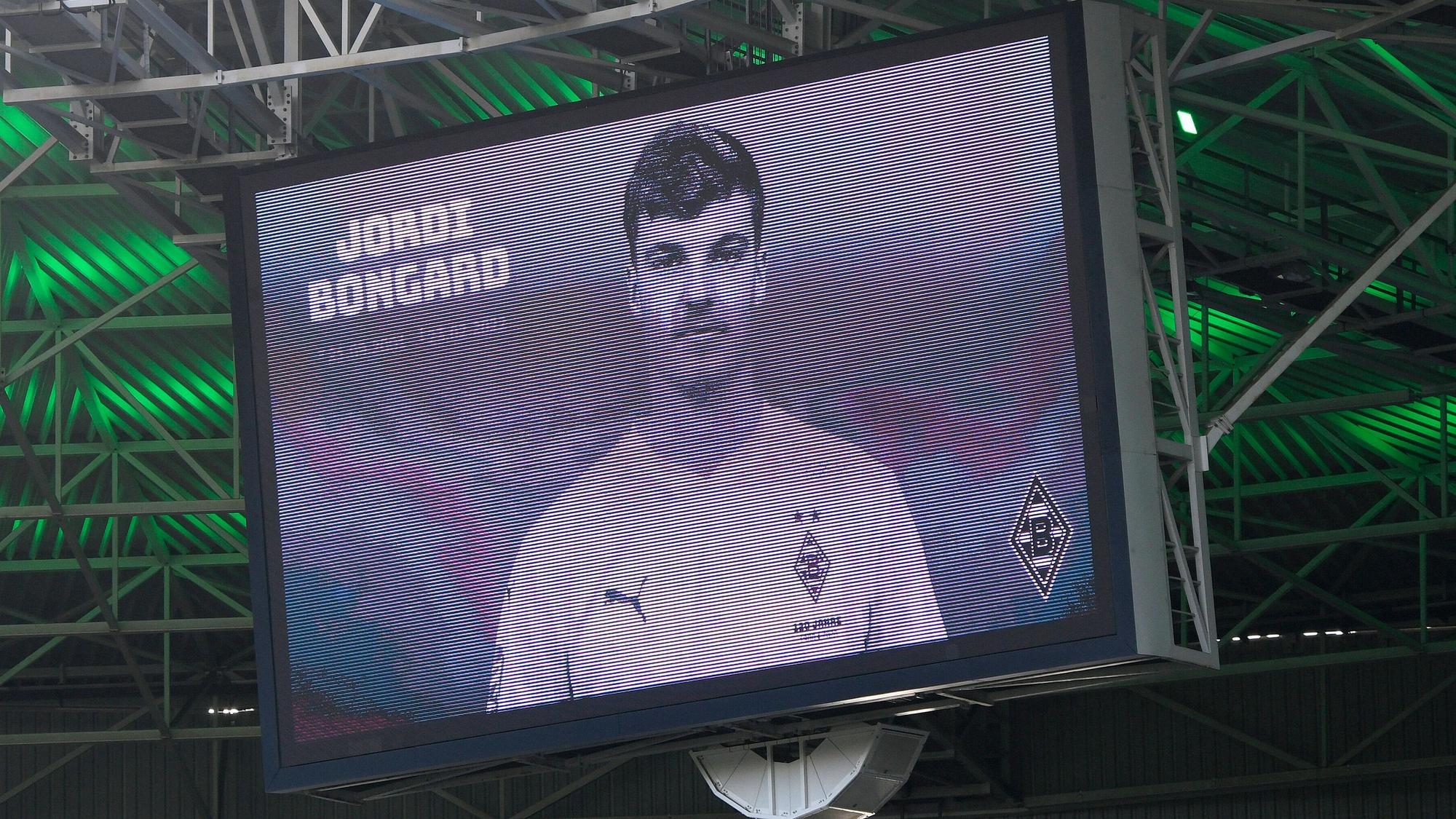 Borussia Mönchengladbach gedenkt Jordi Bongard (†20), der am 25. Februar 2022 bei einem Verkehrsunfall ums Leben gekommen ist. Hier ist eine Aufnahme der Videowand im Borussia-Park vom 26. Februar 2022 zu sehen. Ein Foto von Jordi Bongard ist darauf abgebildet.