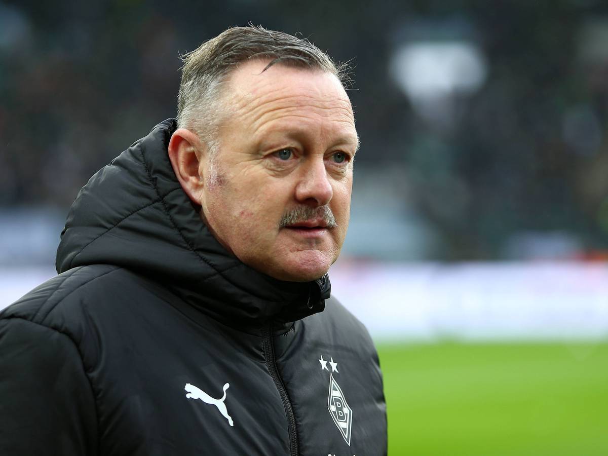 Sportdirektor Roland Virkus von Borussia Mönchengladbach vor dem Bundesliga-Spiel gegen den FC Bayern München am 18. Februar 2023. Virkus trägt eine schwarze Winterjacke mit dem Logo von Borussia Mönchengladbach und Puma.
