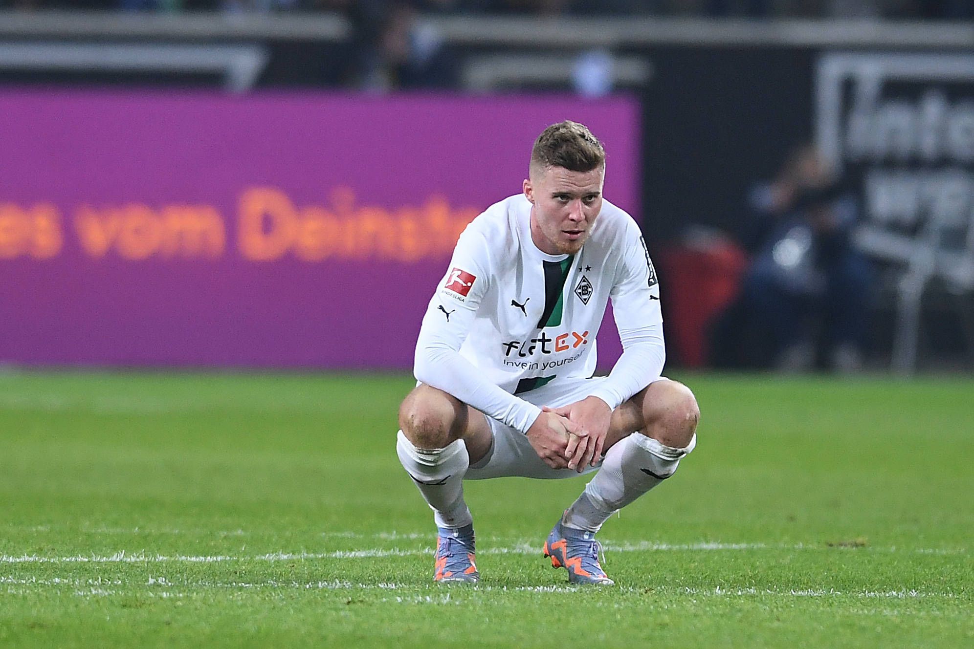 Nico Elvedi hockt nach dem 0:0 im Bundesliga-Spiel zwischen Borussia Mönchengladbach und dem FC Schalke 04 am 4. Febuar 2023 auf dem Rasen im Borussia-Park. Elvedi trägt das weiße Gladbach-Heimtrikot der Saison 2022/23.