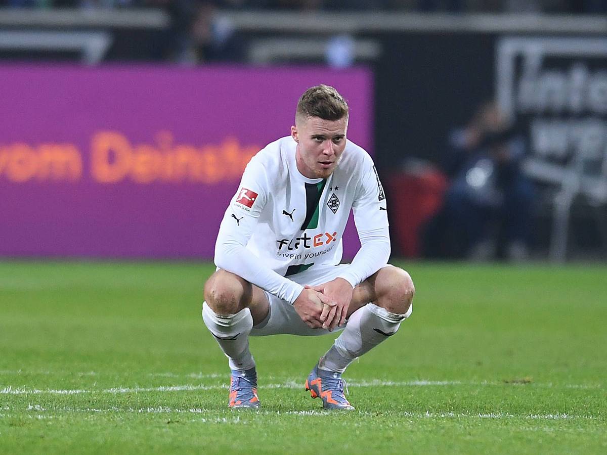 Nico Elvedi hockt nach dem 0:0 im Bundesliga-Spiel zwischen Borussia Mönchengladbach und dem FC Schalke 04 am 4. Febuar 2023 auf dem Rasen im Borussia-Park. Elvedi trägt das weiße Gladbach-Heimtrikot der Saison 2022/23.