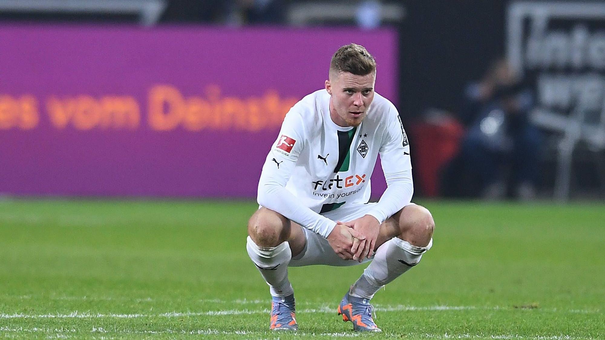 Nico Elvedi hockt nach dem 0:0 im Bundesliga-Spiel zwischen Borussia Mönchengladbach und dem FC Schalke 04 am 4. Febuar 2023 auf dem Rasen im Borussia-Park. Elvedi trägt das weiße Gladbach-Heimtrikot der Saison 2022/23.