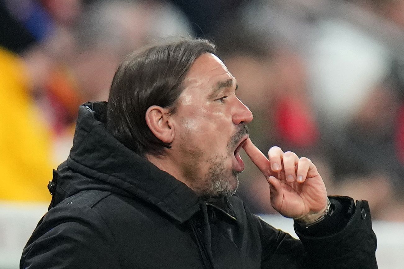 Gladbach-Trainer Daniel Farke ruft etwas auf das Spielfeld, hier am 24. Februar 2023 während des Bundesliga-Duells der Borussia bei Mainz 05 zu sehen. Farke hat dabei den Zeigefinger am Mund.