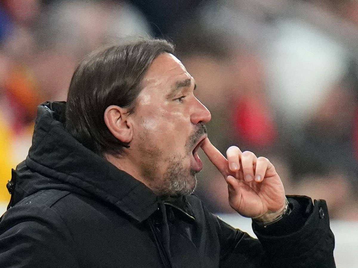 Gladbach-Trainer Daniel Farke ruft etwas auf das Spielfeld, hier am 24. Februar 2023 während des Bundesliga-Duells der Borussia bei Mainz 05 zu sehen. Farke hat dabei den Zeigefinger am Mund.
