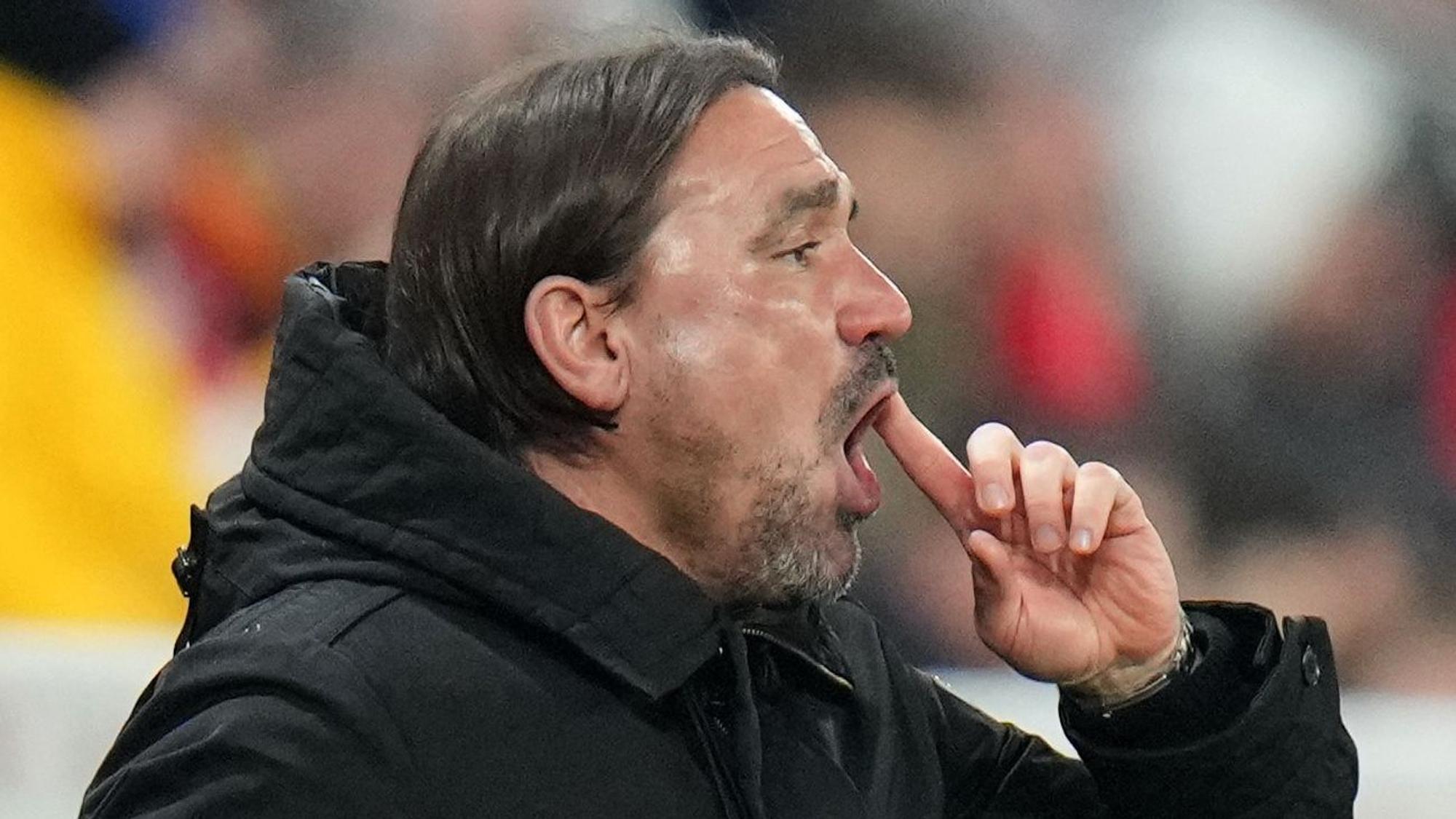 Gladbach-Trainer Daniel Farke ruft etwas auf das Spielfeld, hier am 24. Februar 2023 während des Bundesliga-Duells der Borussia bei Mainz 05 zu sehen. Farke hat dabei den Zeigefinger am Mund.
