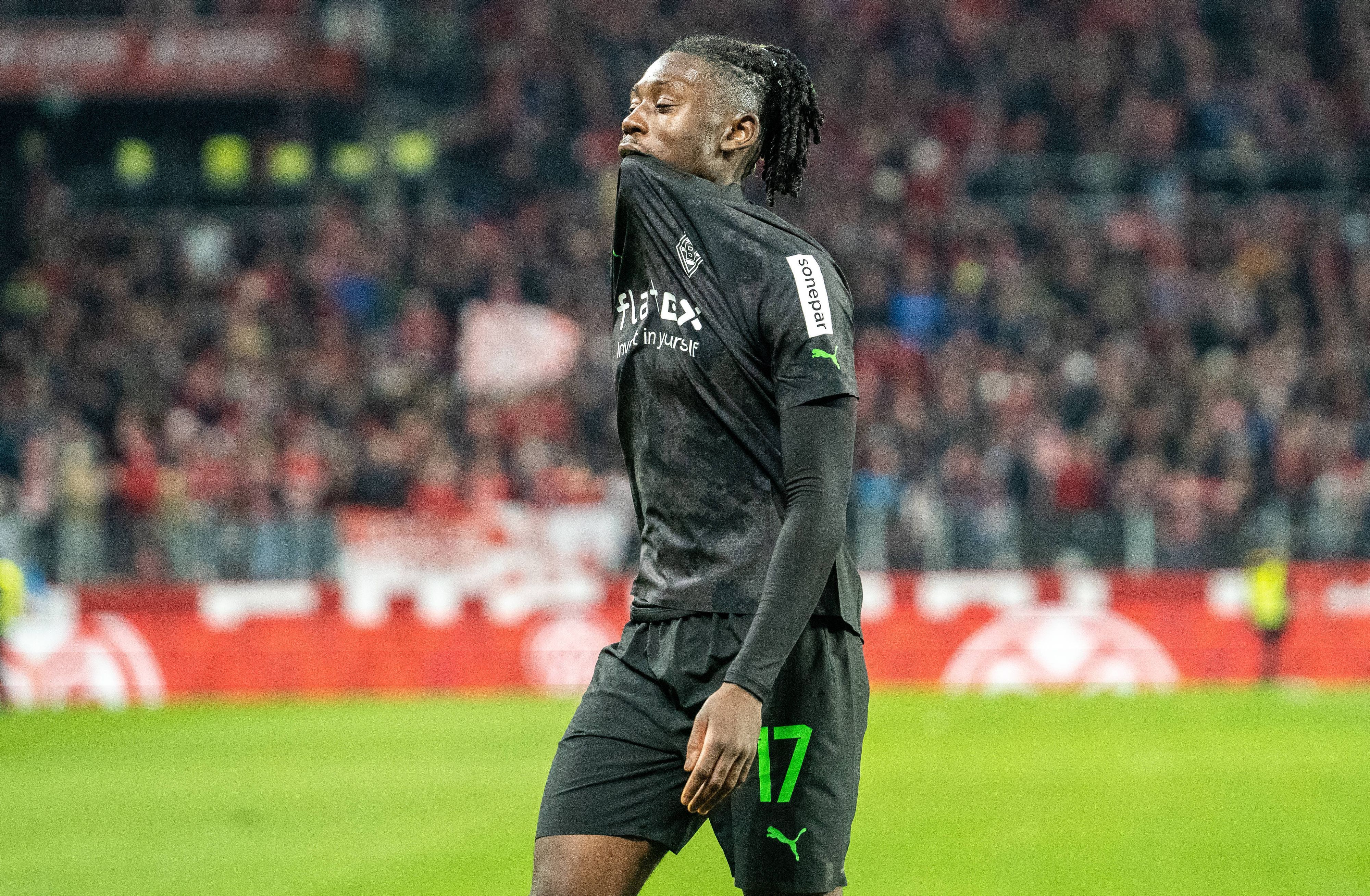 Manu Koné von Borussia Mönchengladbach ärgert sich am 24. Februar 2023 über die 0:4-Niederlage beim 1. FSV Mainz 05. Koné hat seinen Trikot-Kragen im Mund und die Augen geschlossen