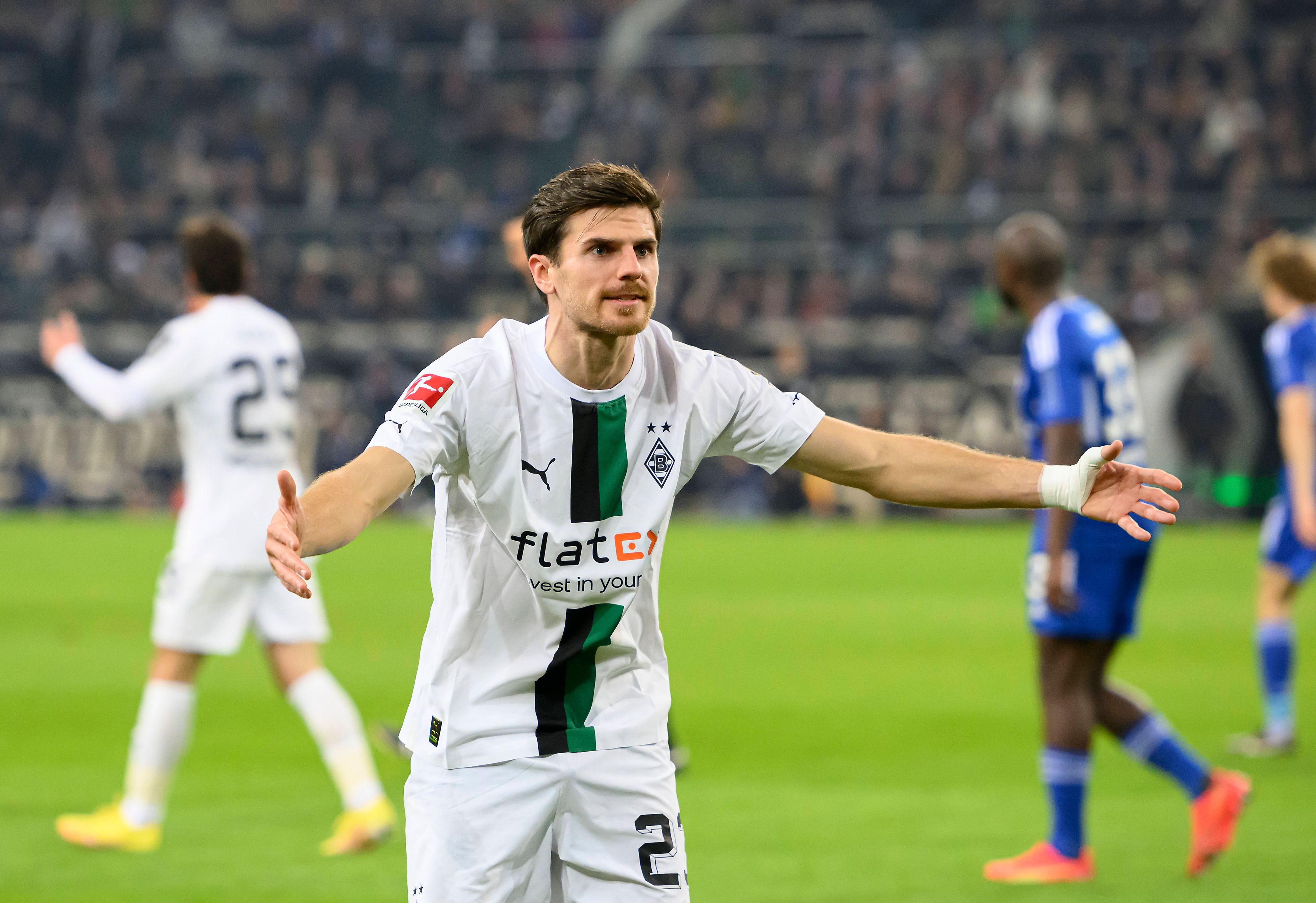 Hadernde Geste von Jonas Hofmann, Offensivspieler von Borussia Mönchengladbach, im Bundesliga-Spiel gegen den FC Schalke 04 am 4. Februar 2023. Mimik und Gestik von Hofmann, der DFB-Star hält beide Arme zur Seite, lassen darauf schließen, dass Hofmann mit einer Situation unzufrieden ist.