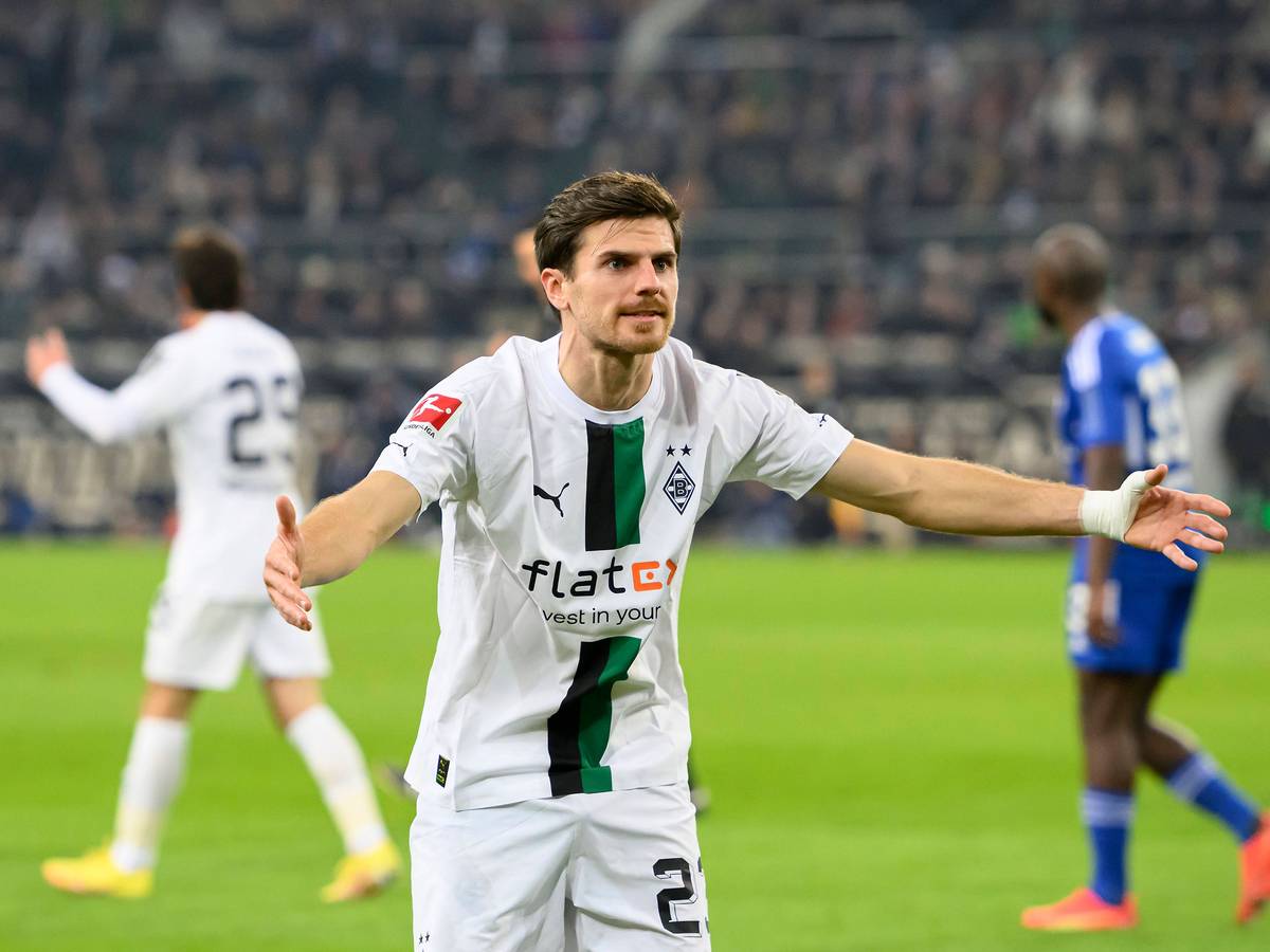 Hadernde Geste von Jonas Hofmann, Offensivspieler von Borussia Mönchengladbach, im Bundesliga-Spiel gegen den FC Schalke 04 am 4. Februar 2023. Mimik und Gestik von Hofmann, der DFB-Star hält beide Arme zur Seite, lassen darauf schließen, dass Hofmann mit einer Situation unzufrieden ist.