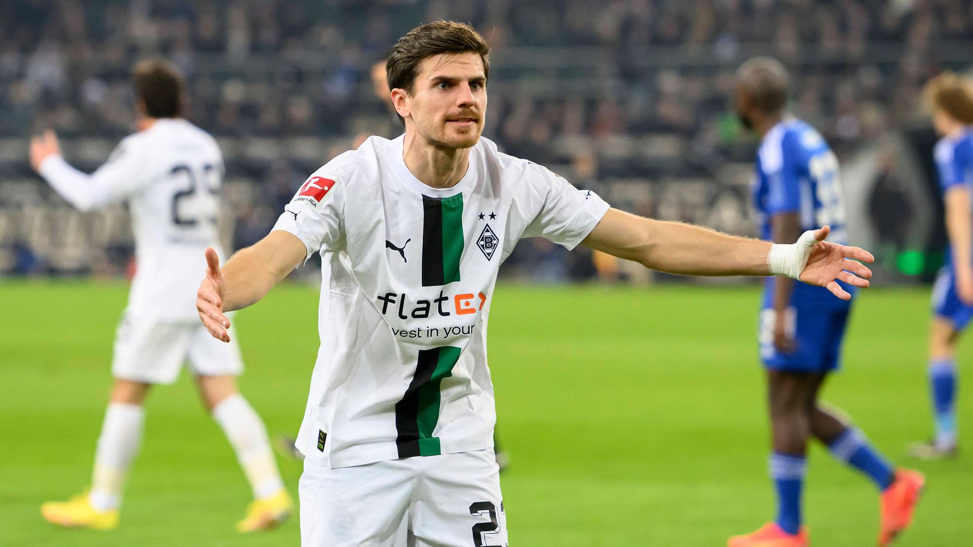 Hadernde Geste von Jonas Hofmann, Offensivspieler von Borussia Mönchengladbach, im Bundesliga-Spiel gegen den FC Schalke 04 am 4. Februar 2023. Mimik und Gestik von Hofmann, der DFB-Star hält beide Arme zur Seite, lassen darauf schließen, dass Hofmann mit einer Situation unzufrieden ist.