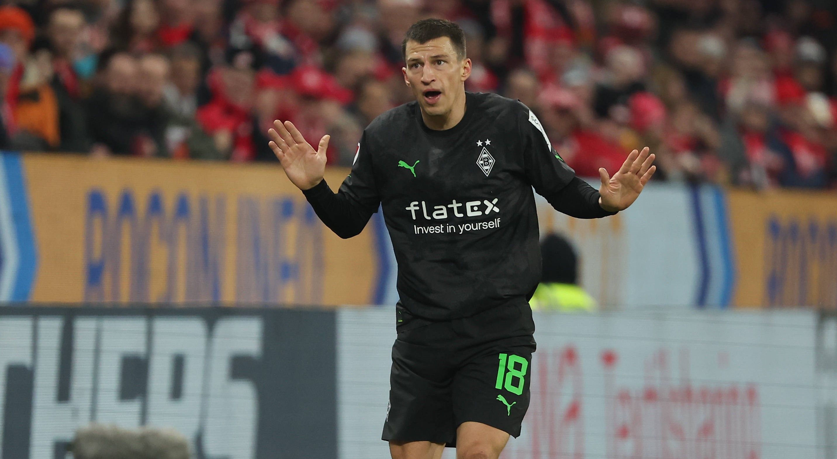 Stefan Lainer spielt im Trikot von Borussia Mönchengladbach am 24. Februar 2023 das Bundesliga-Spiel beim FSV Mainz 05 und schaut während des Spiels erschrocken. Zudem gestikuliert er mit beiden Armen.