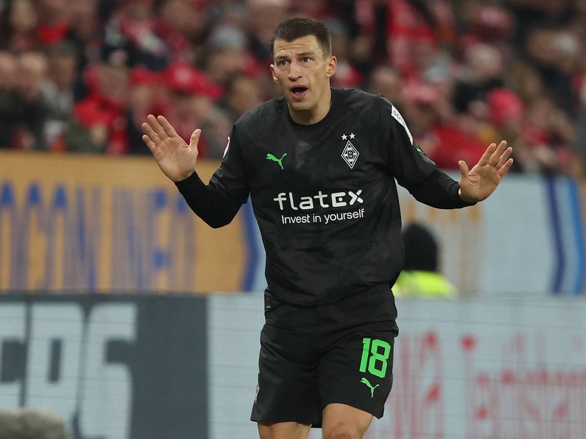 Stefan Lainer spielt im Trikot von Borussia Mönchengladbach am 24. Februar 2023 das Bundesliga-Spiel beim FSV Mainz 05 und schaut während des Spiels erschrocken. Zudem gestikuliert er mit beiden Armen.